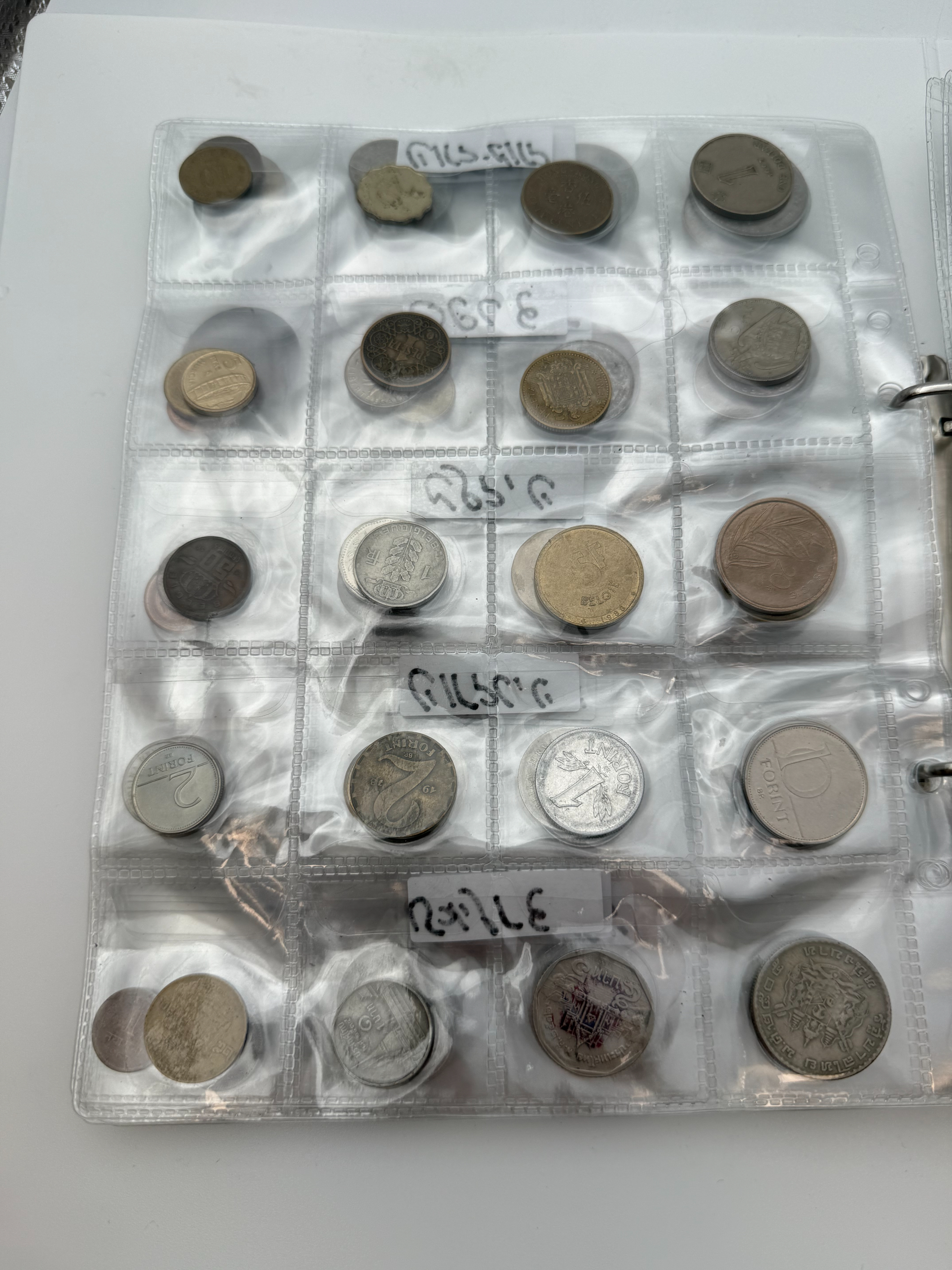 World - A collection of several hundred coins from several different countries, arranged in a binder, in various ... - 1 9