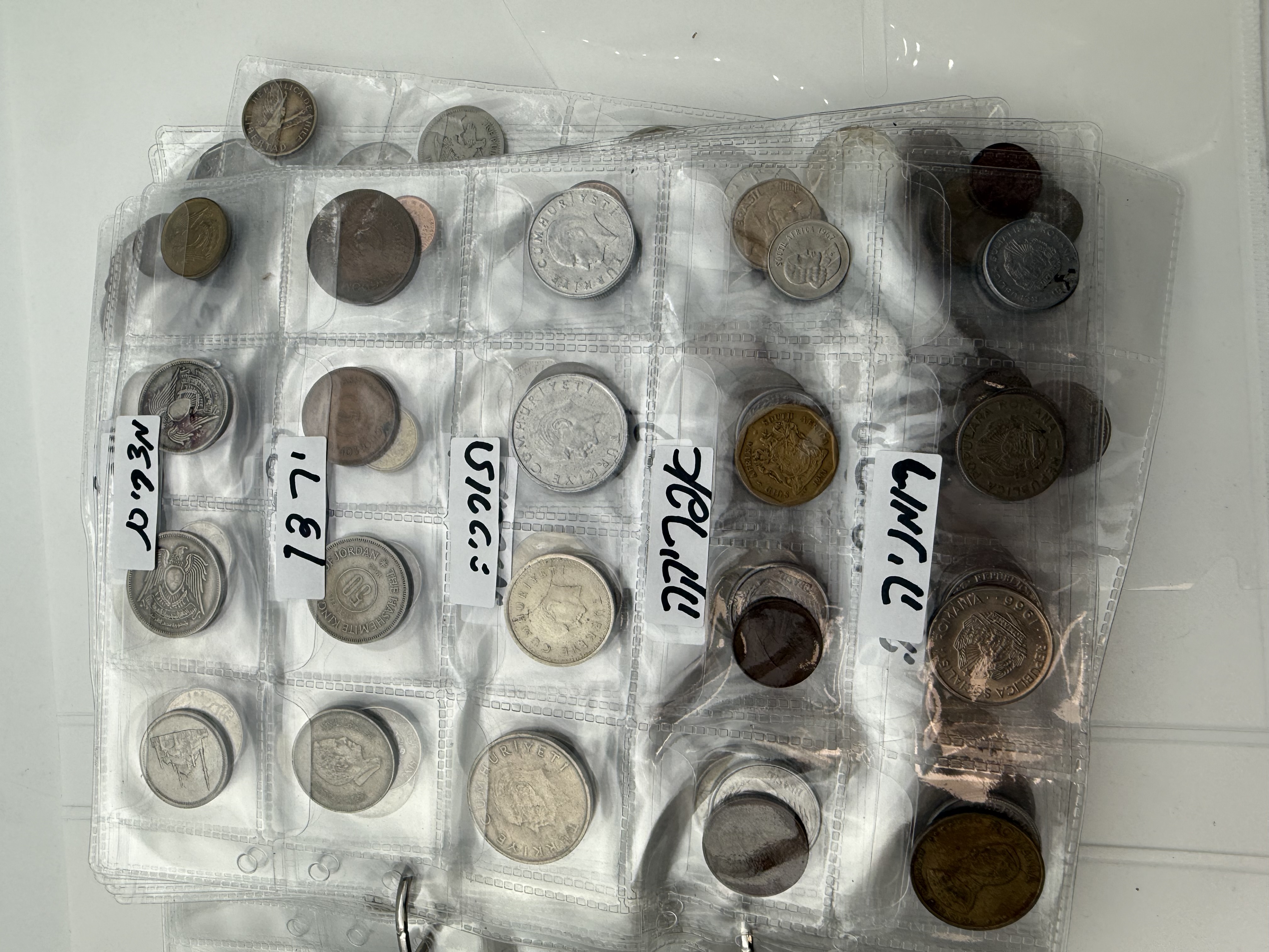 World - A collection of several hundred coins from several different countries, arranged in a binder, in various ... - 1 2