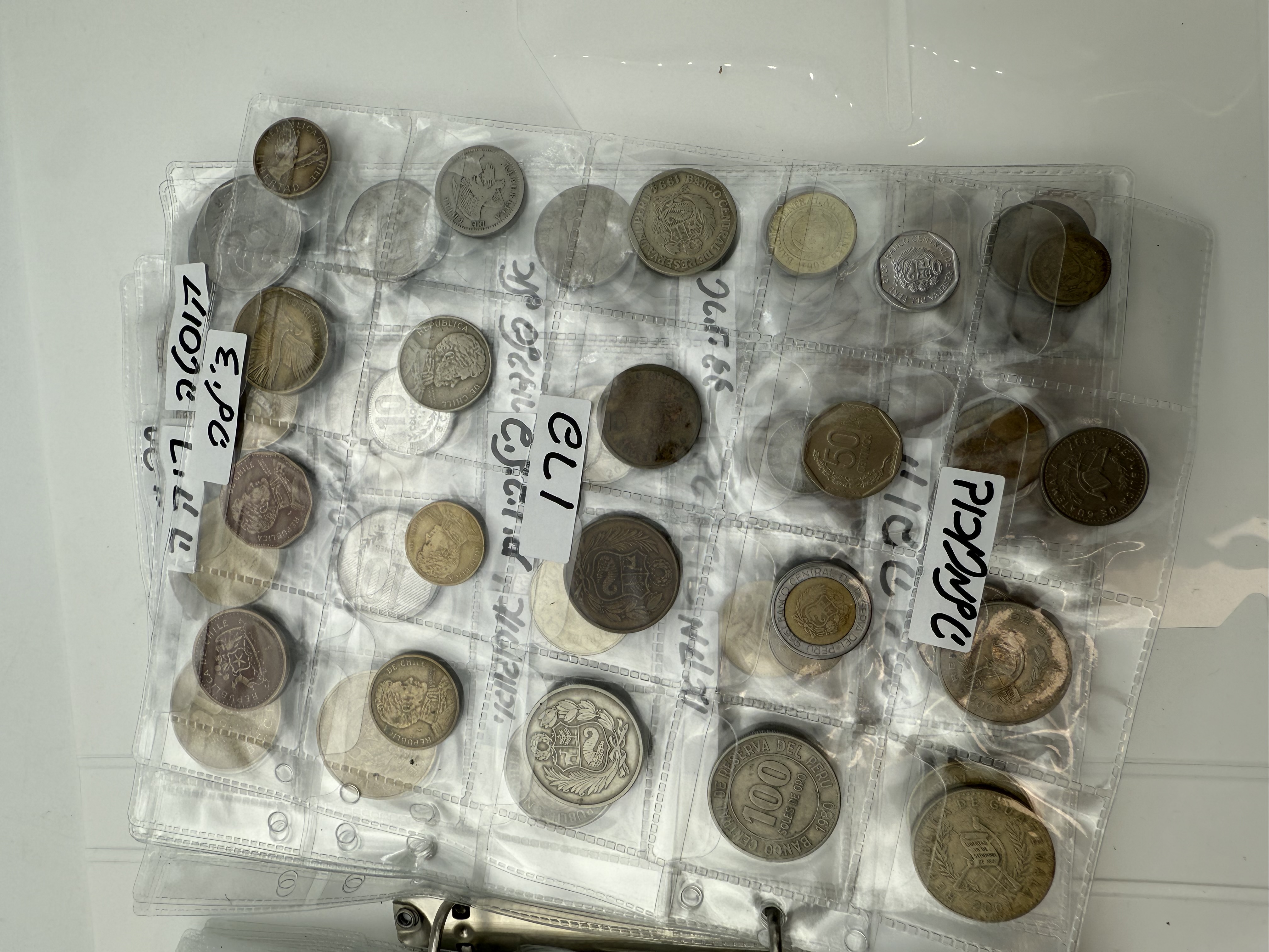 World - A collection of several hundred coins from several different countries, arranged in a binder, in various ... - 1 17