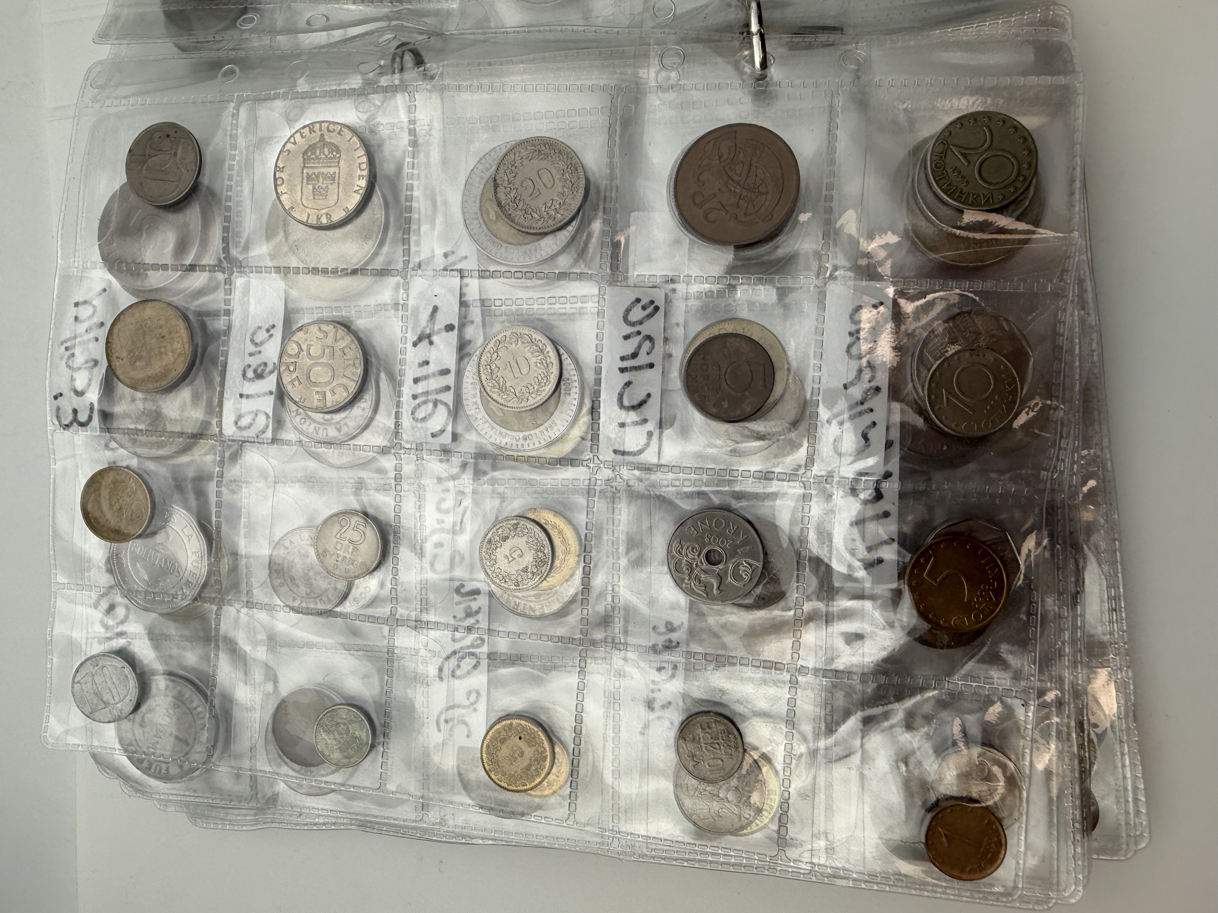 World - A collection of several hundred coins from several different countries, arranged in a binder, in various ... - 1 25