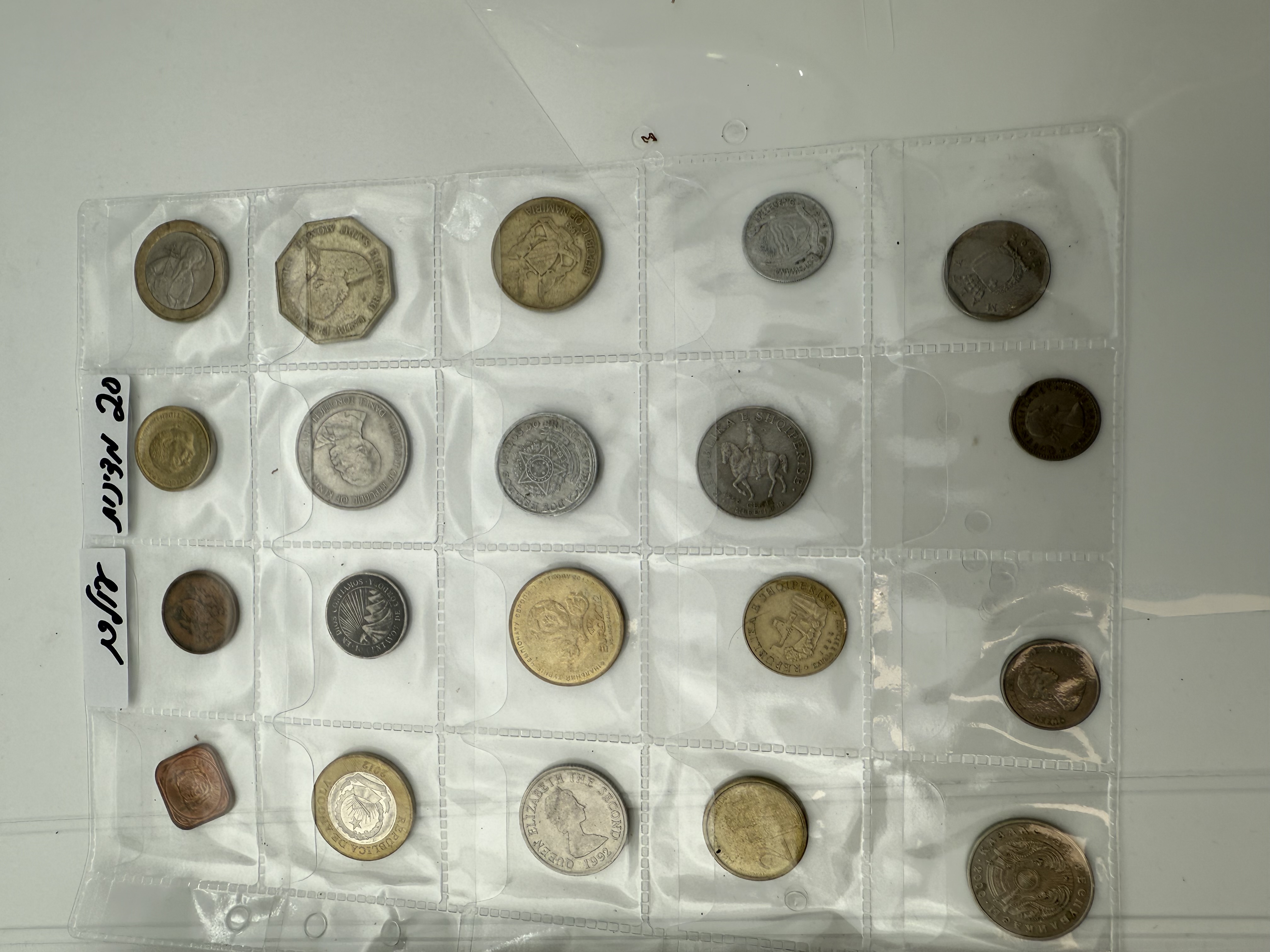 World - A collection of several hundred coins from several different countries, arranged in a binder, in various ... - 1 35