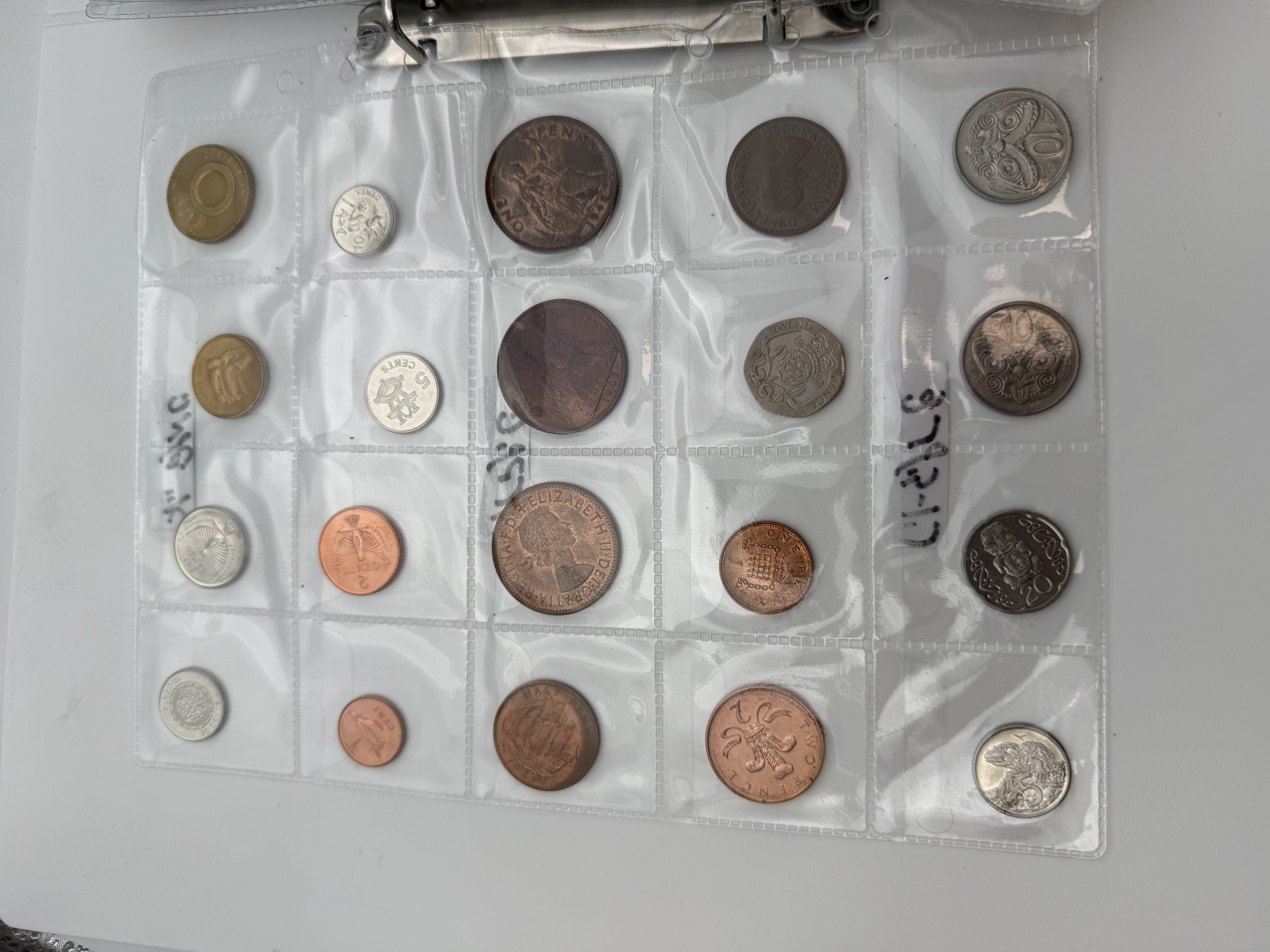 World - A collection of several hundred coins from several different countries, arranged in a binder, in various ... - 1 22