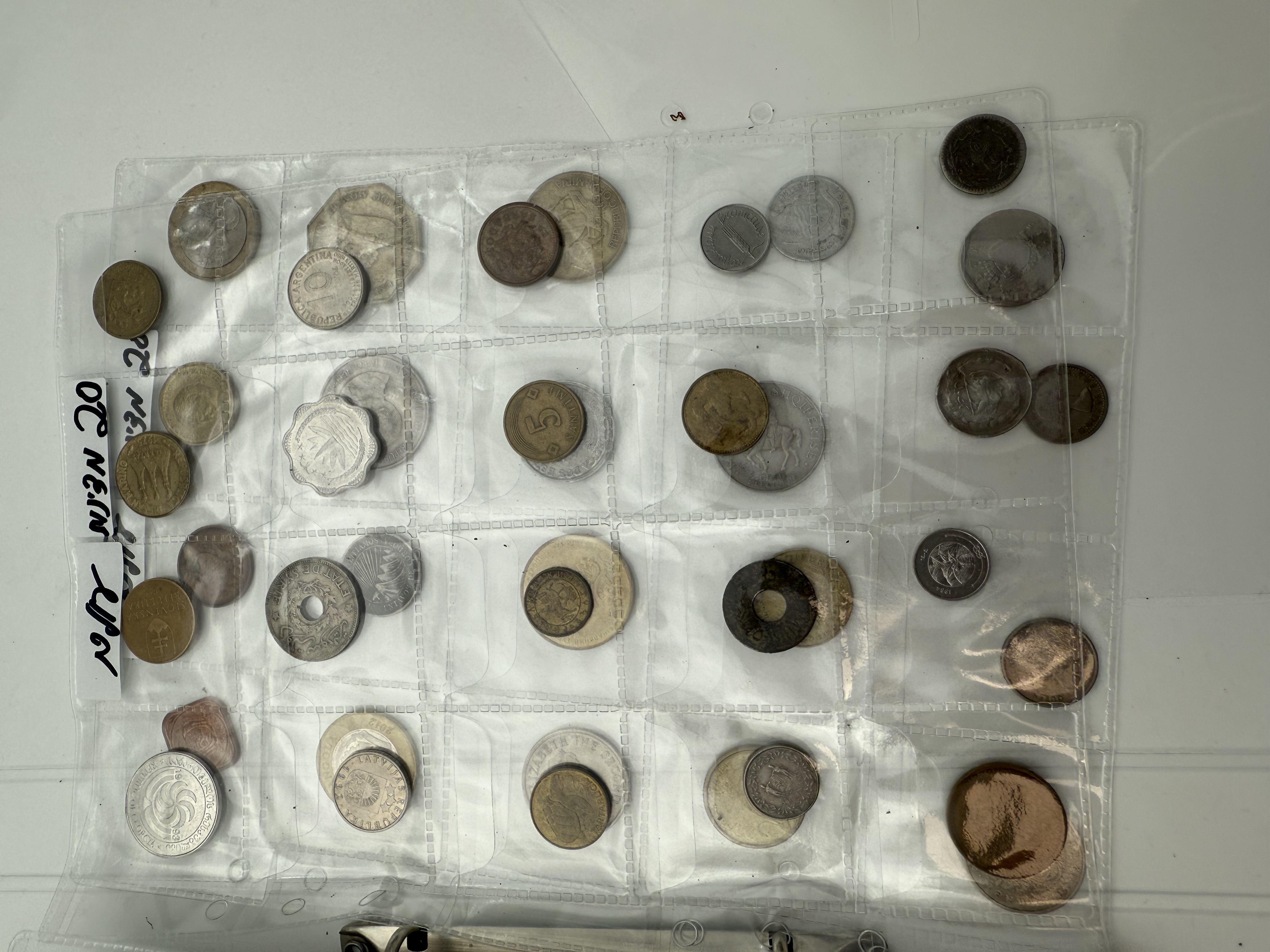 World - A collection of several hundred coins from several different countries, arranged in a binder, in various ... - 1 32