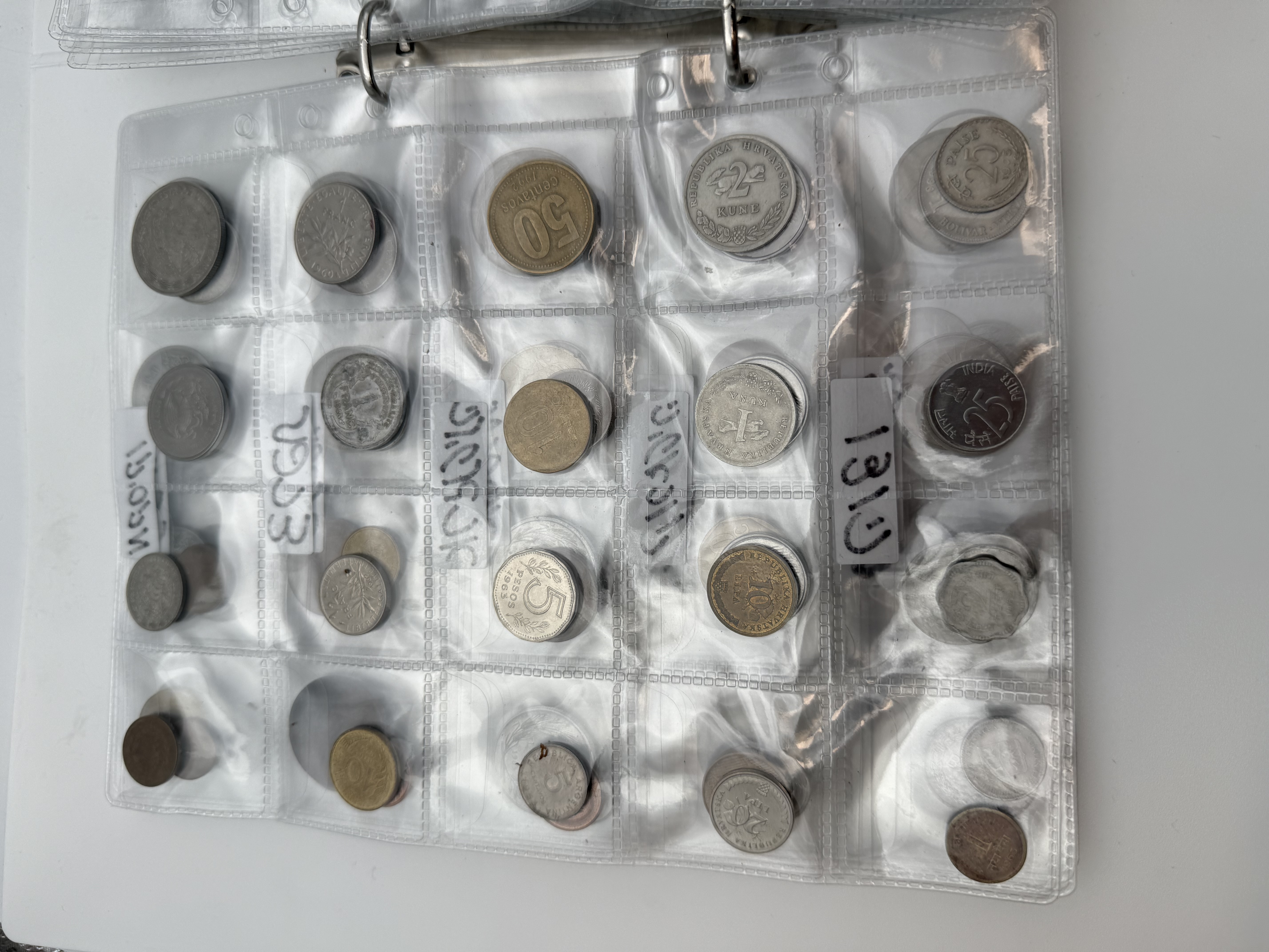 World - A collection of several hundred coins from several different countries, arranged in a binder, in various ... - 1 7