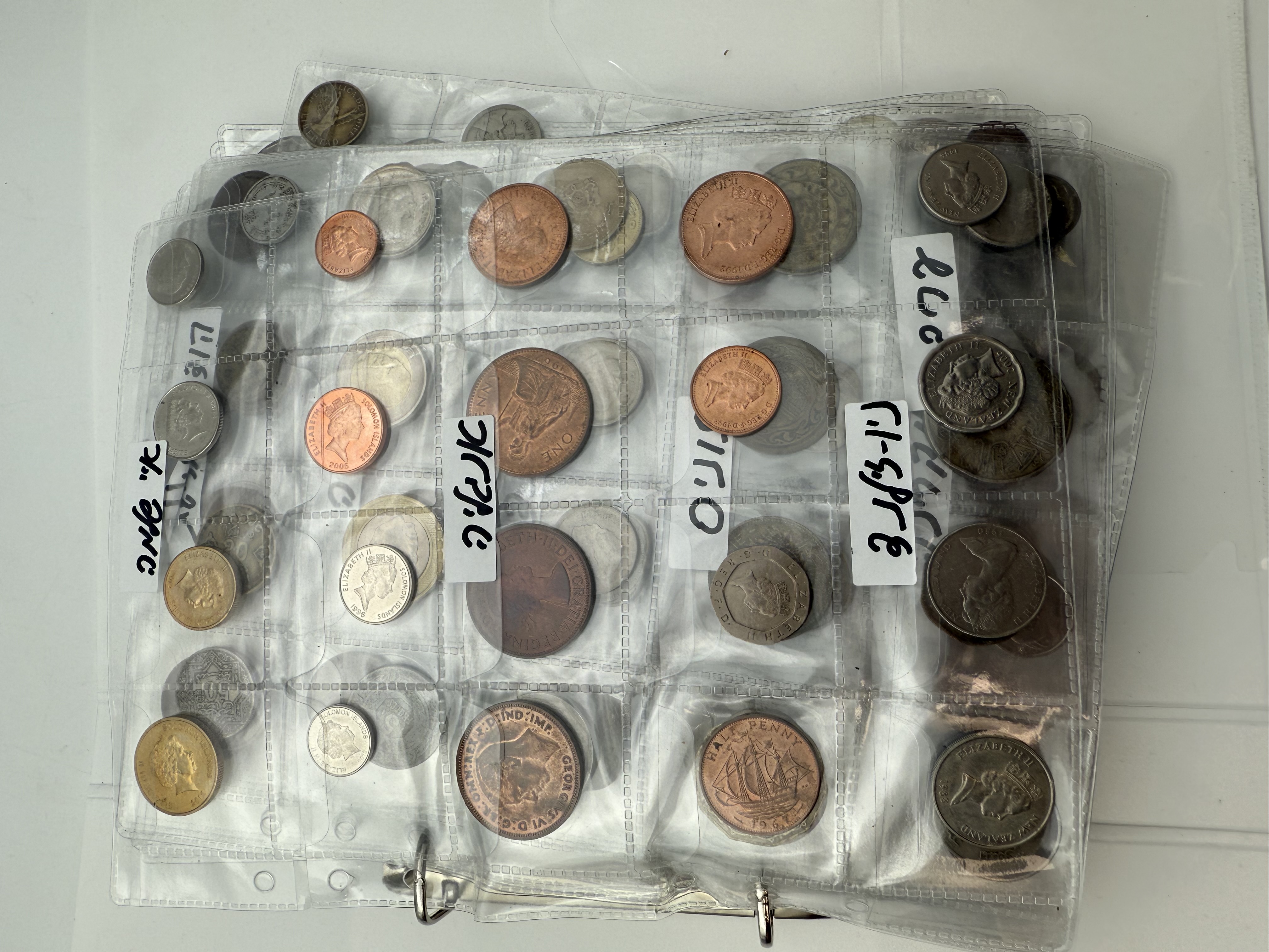 World - A collection of several hundred coins from several different countries, arranged in a binder, in various ... - 1 11