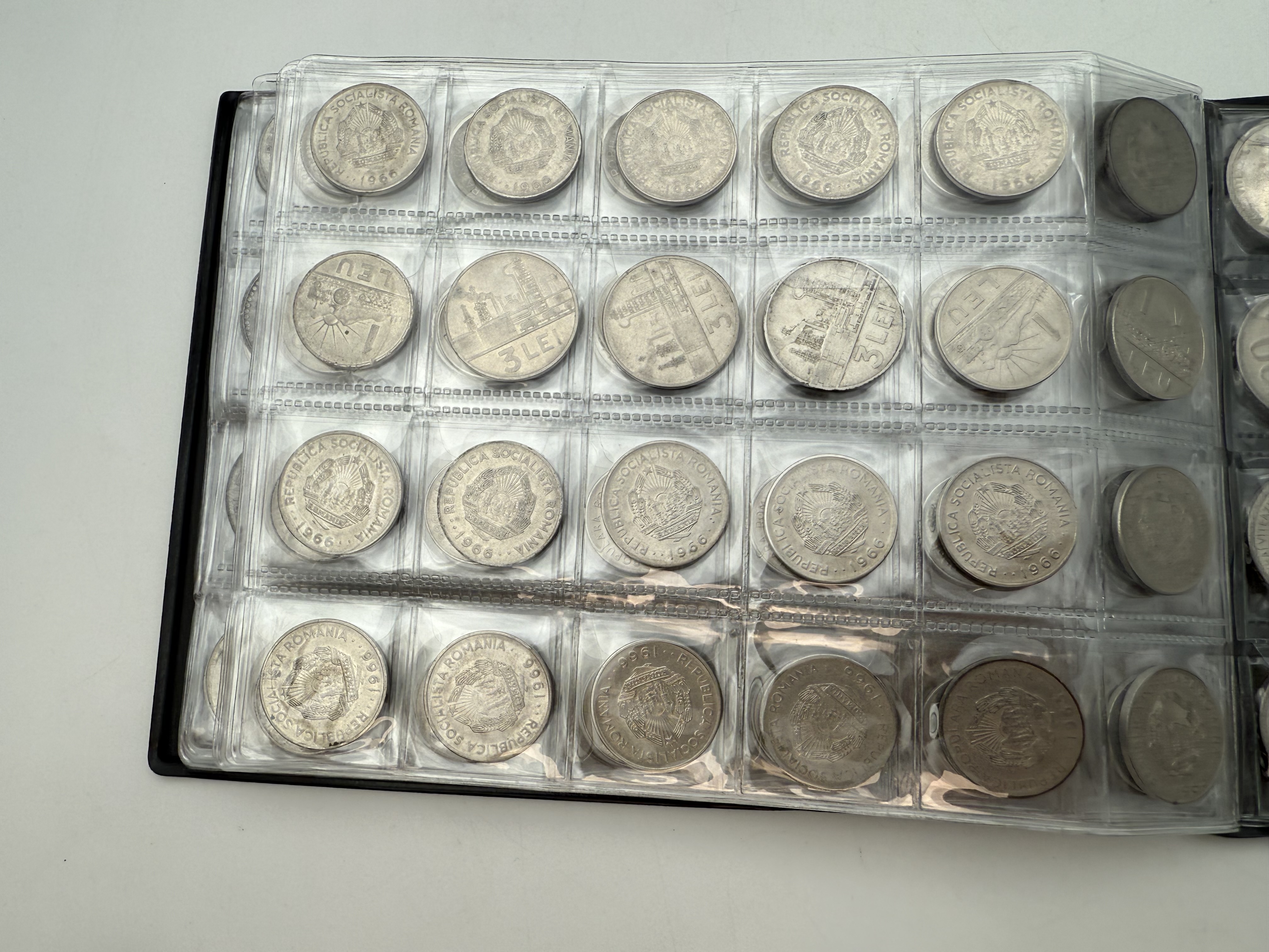 Romania - A collection of several hundred coins arranged in a special coin album, various conditions and years - 1 10
