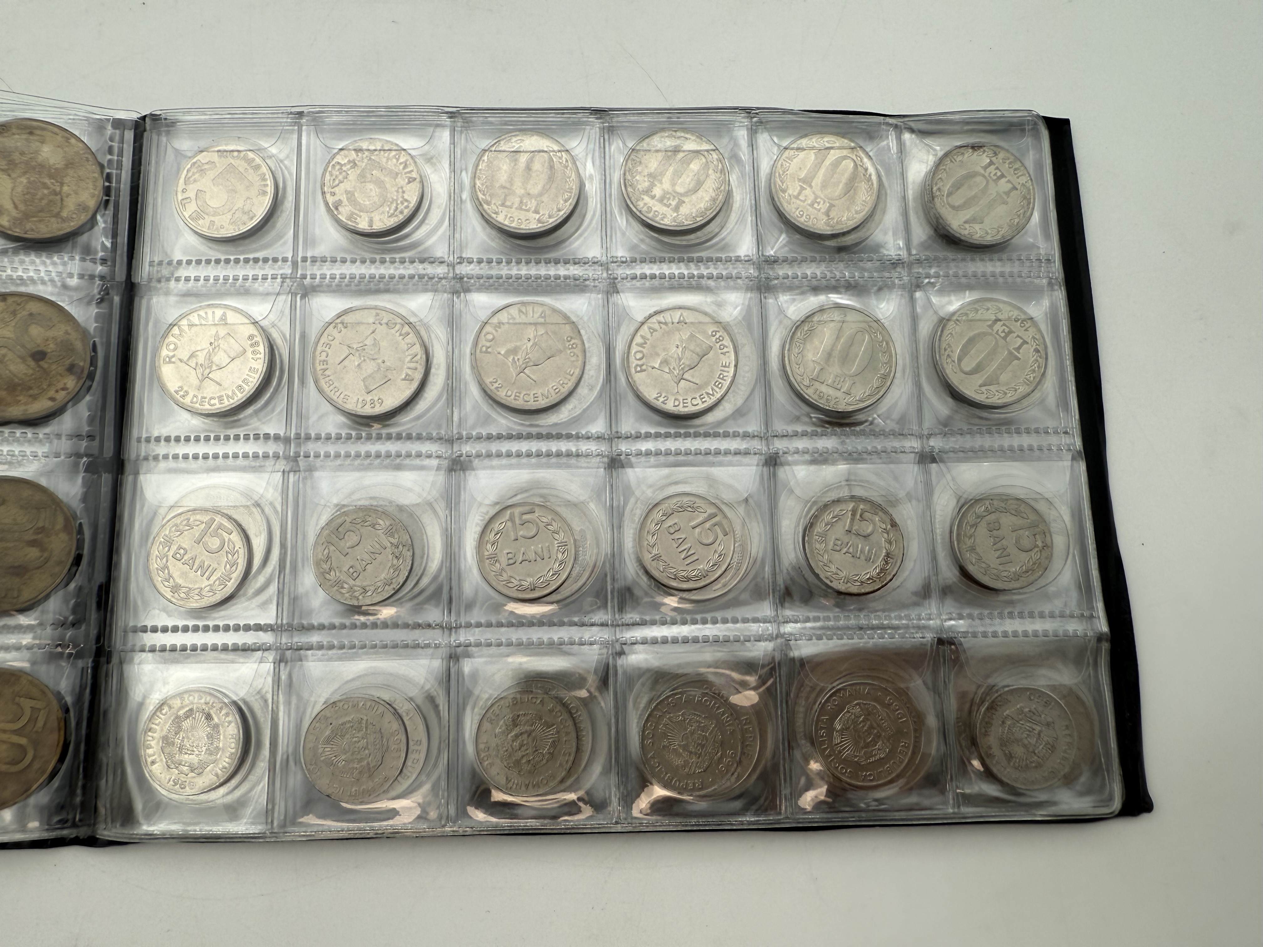 Romania - A collection of several hundred coins arranged in a special coin album, various conditions and years - 1 5