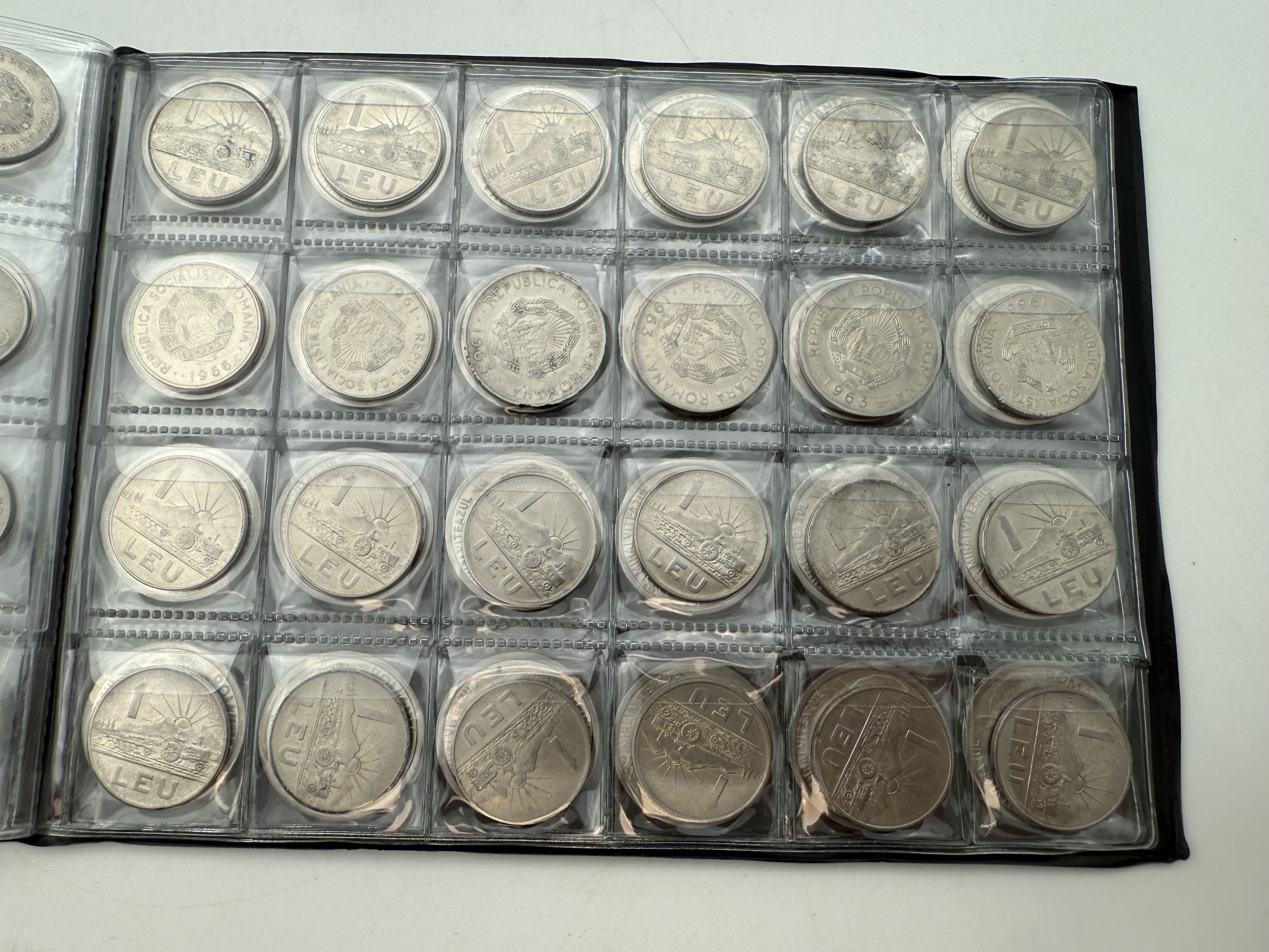 Romania - A collection of several hundred coins arranged in a special coin album, various conditions and years - 1 9