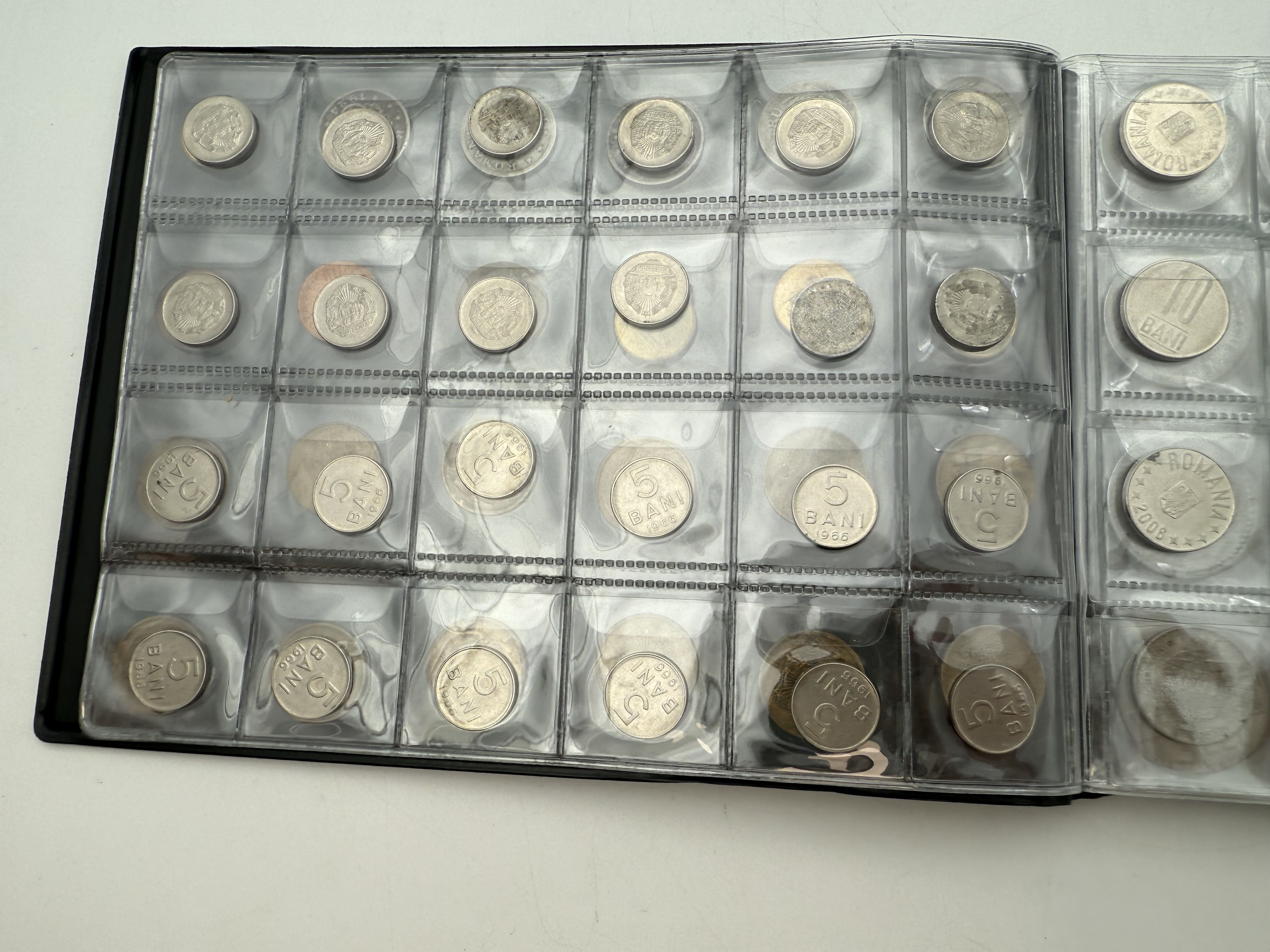 Romania - A collection of several hundred coins arranged in a special coin album, various conditions and years - 1 16