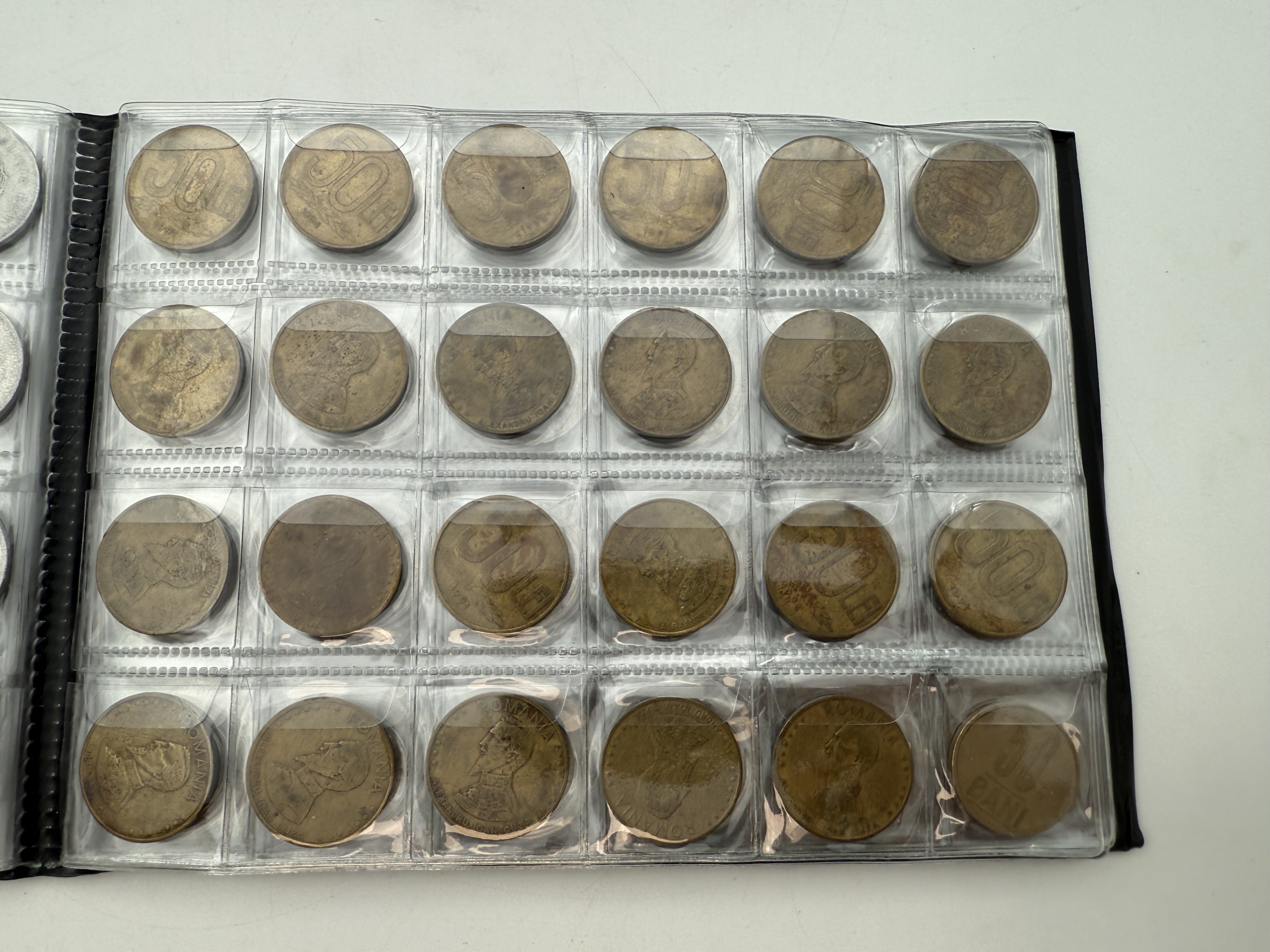 Romania - A collection of several hundred coins arranged in a special coin album, various conditions and years - 1 3