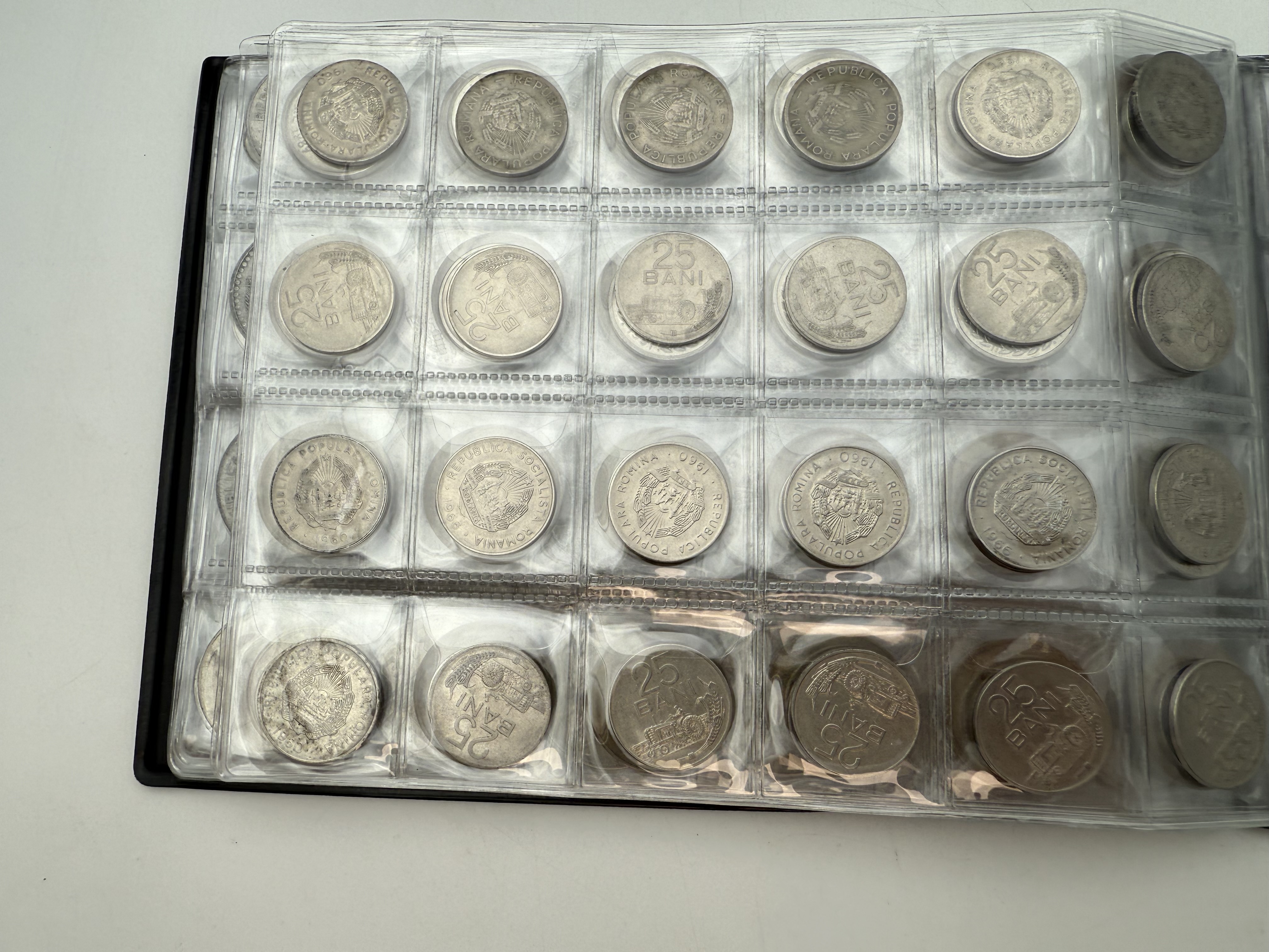 Romania - A collection of several hundred coins arranged in a special coin album, various conditions and years - 1 8