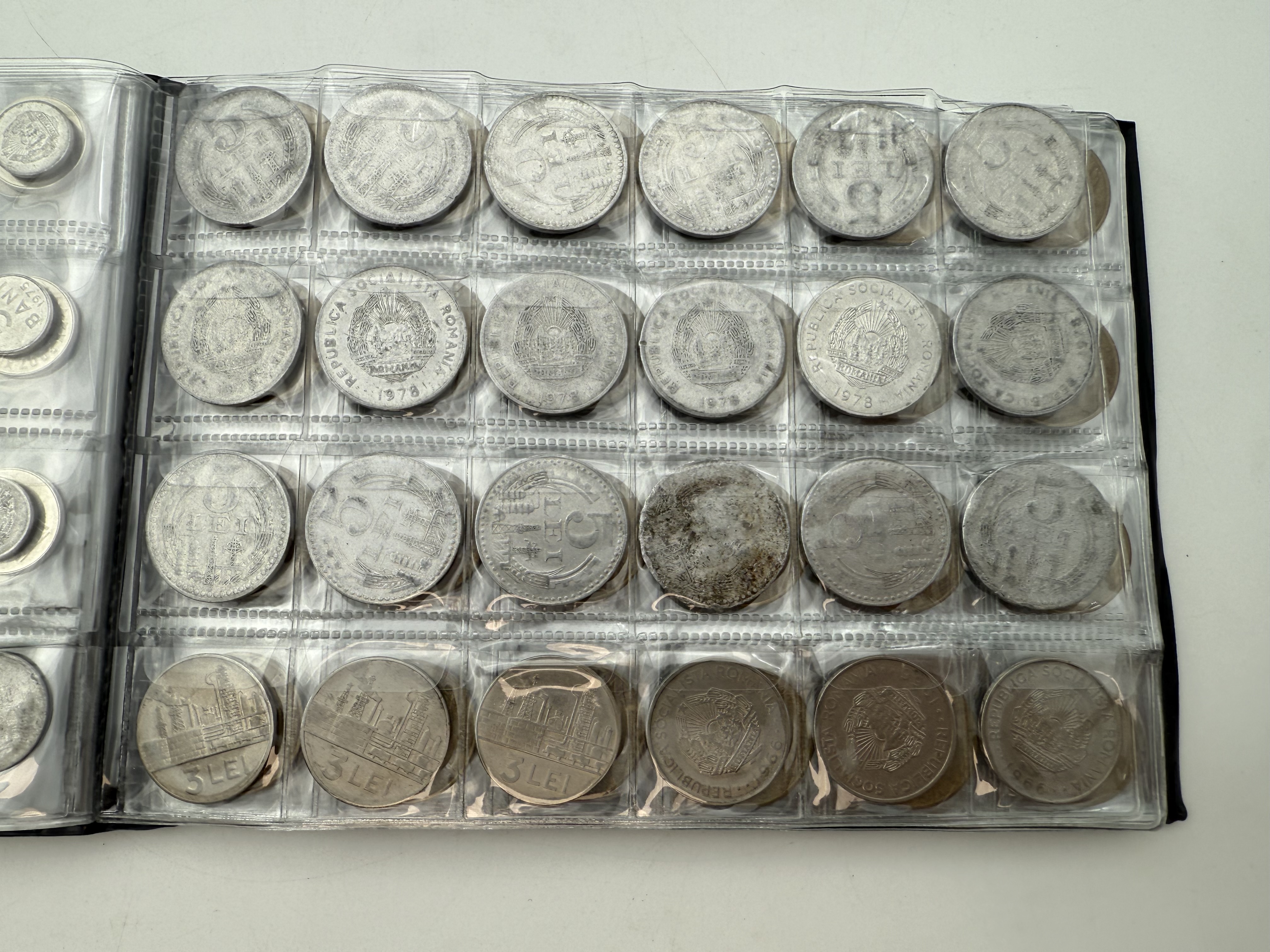 Romania - A collection of several hundred coins arranged in a special coin album, various conditions and years - 1 1