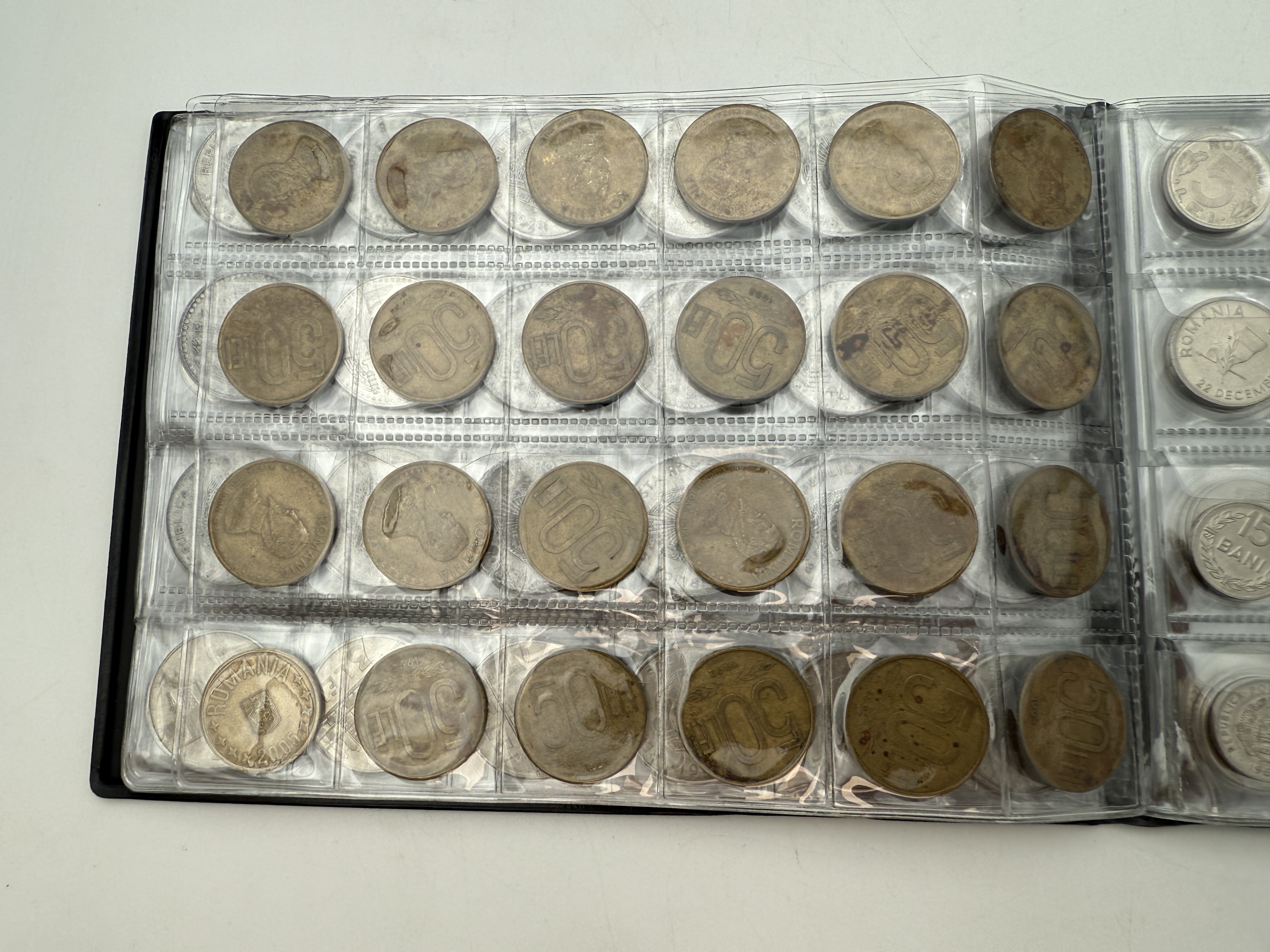 Romania - A collection of several hundred coins arranged in a special coin album, various conditions and years - 1 4