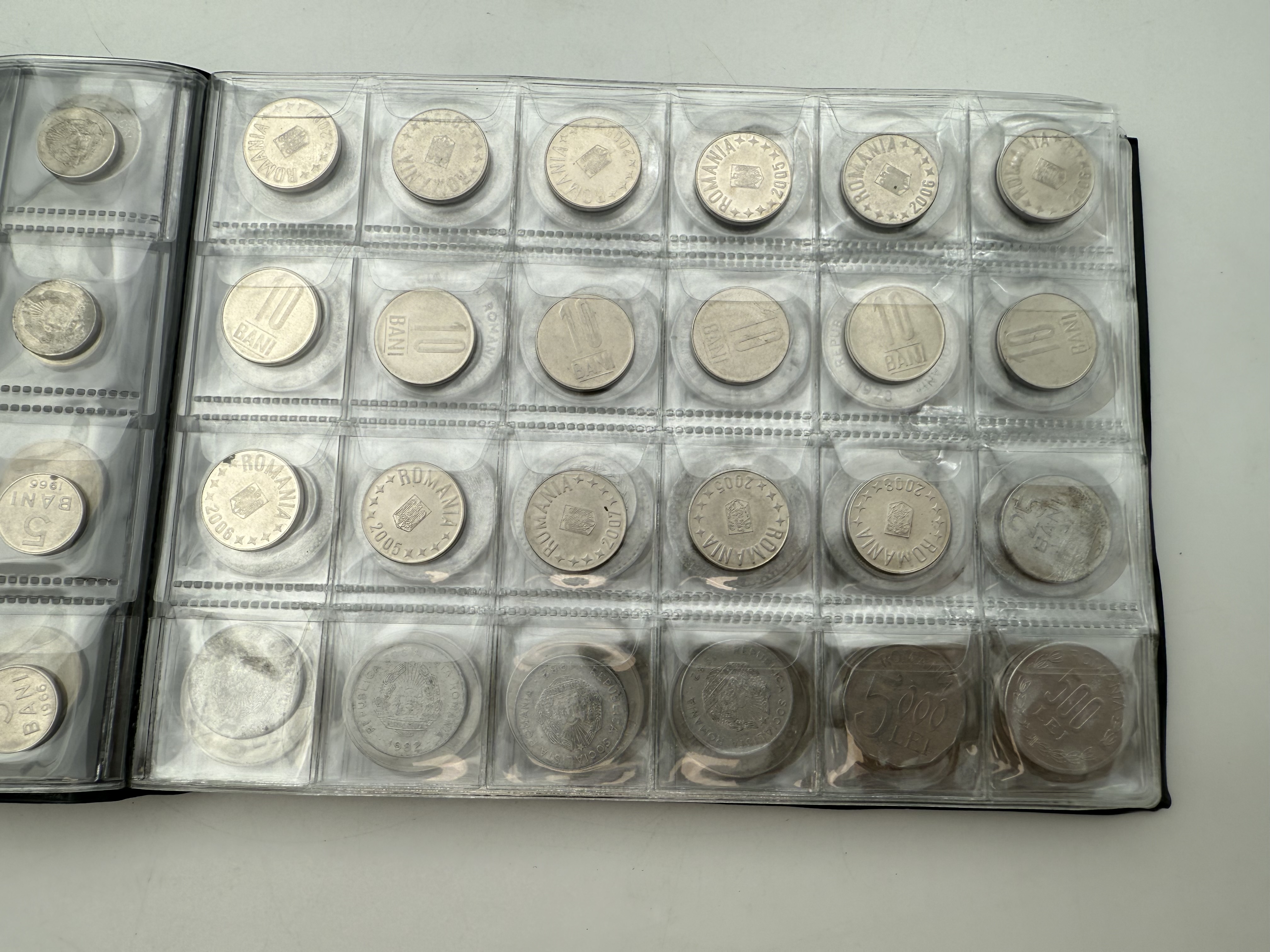 Romania - A collection of several hundred coins arranged in a special coin album, various conditions and years - 1 17