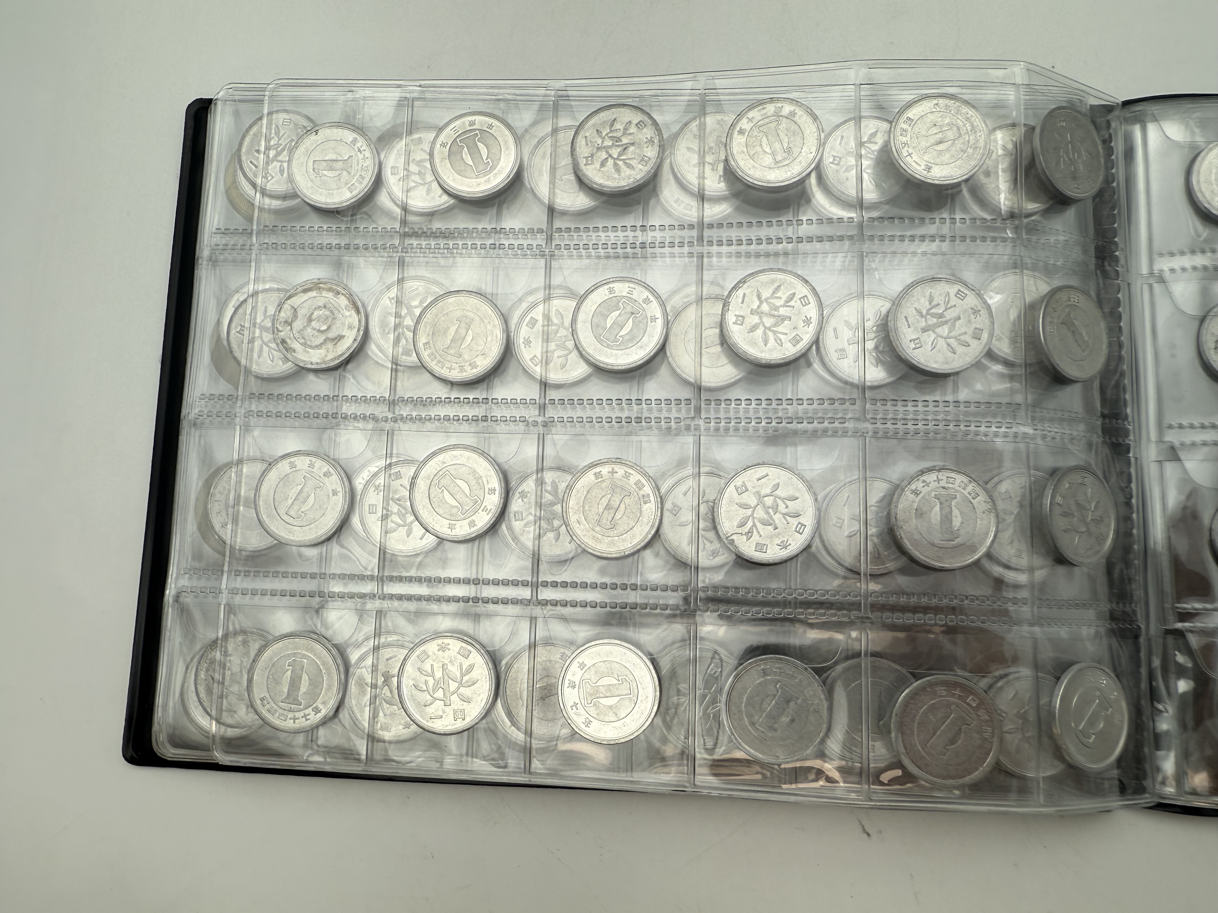 Japan - A collection of several hundred coins arranged in a special coin album, various conditions and years - 1 4