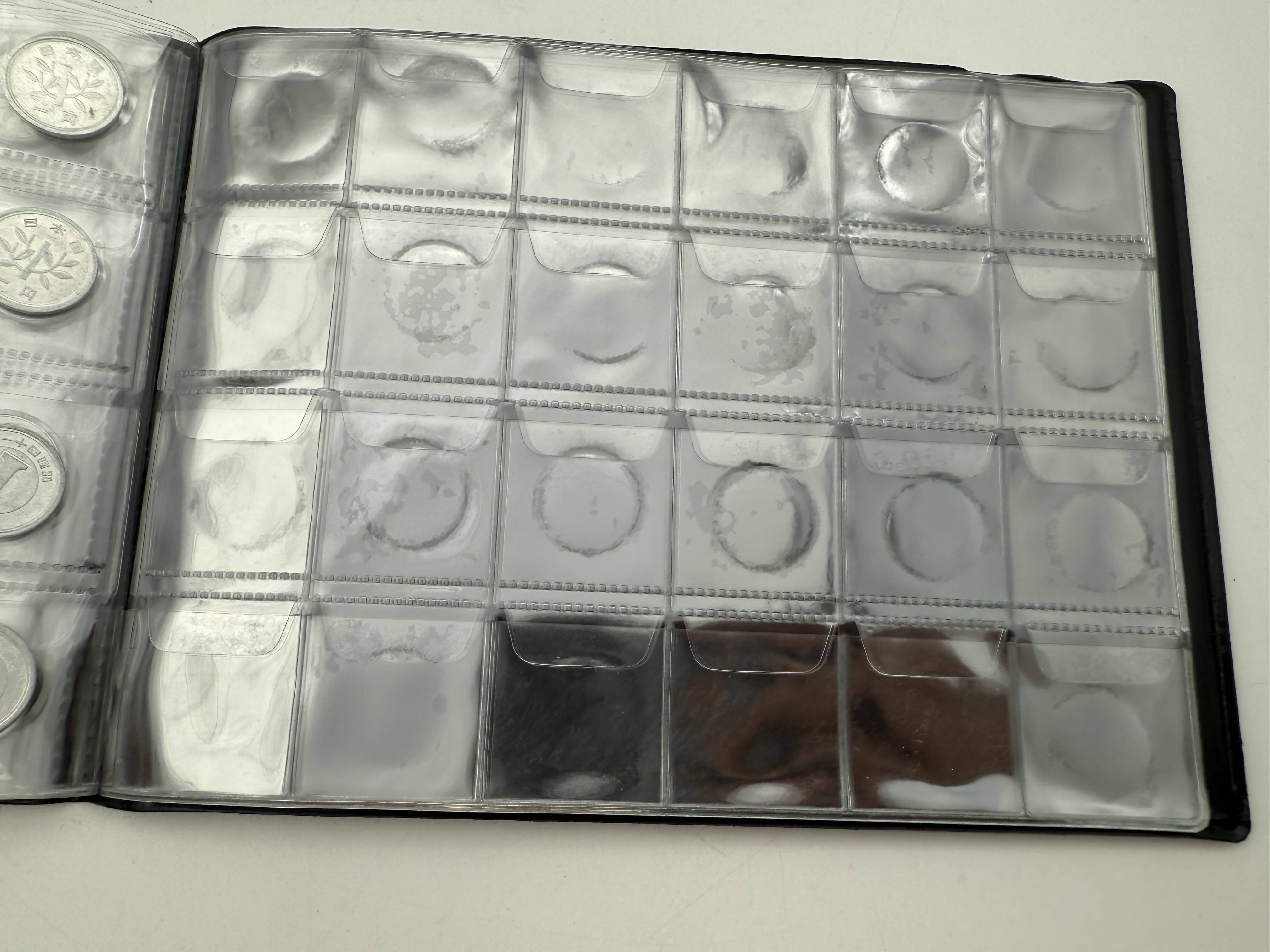 Japan - A collection of several hundred coins arranged in a special coin album, various conditions and years - 1 7