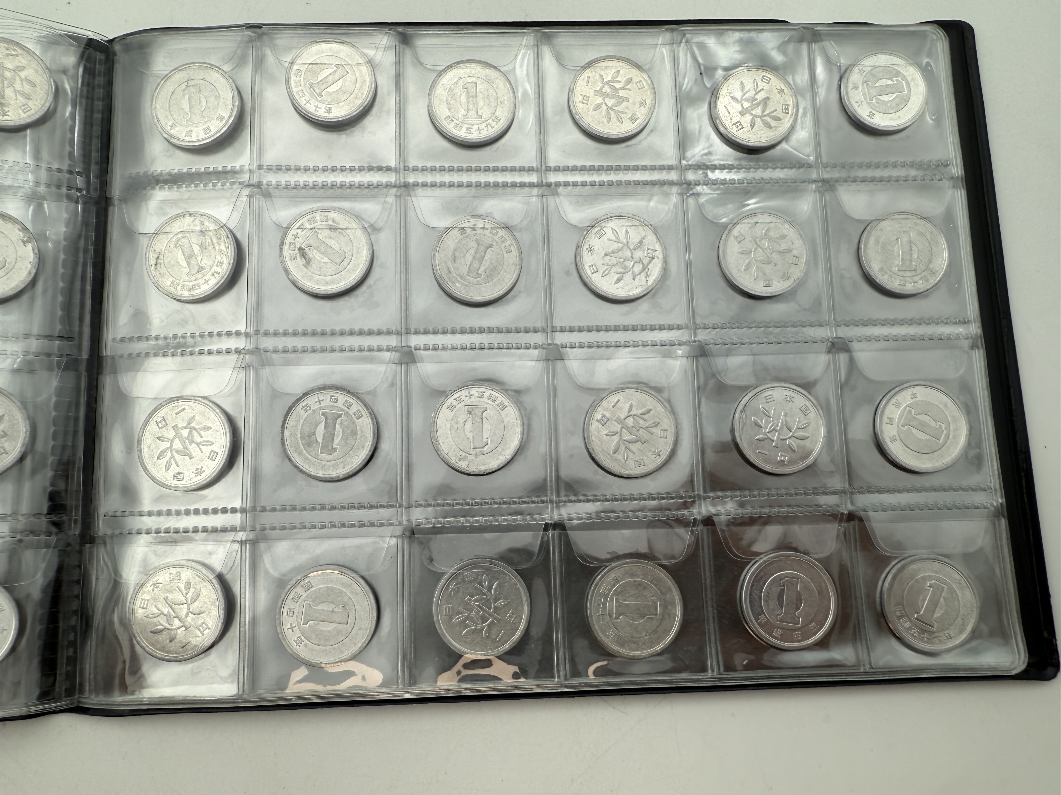 Japan - A collection of several hundred coins arranged in a special coin album, various conditions and years - 1 5