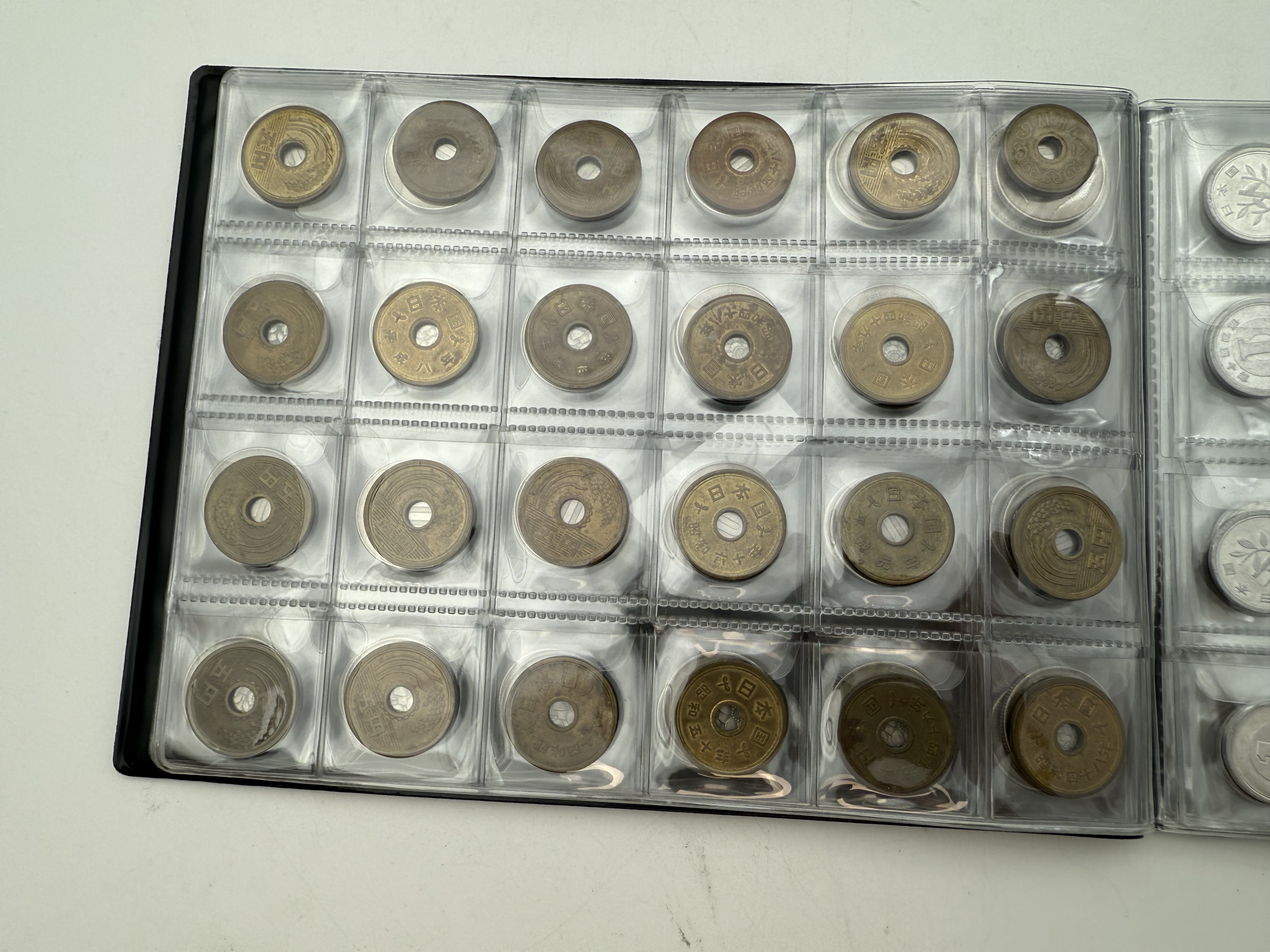 Japan - A collection of several hundred coins arranged in a special coin album, various conditions and years - 1 13