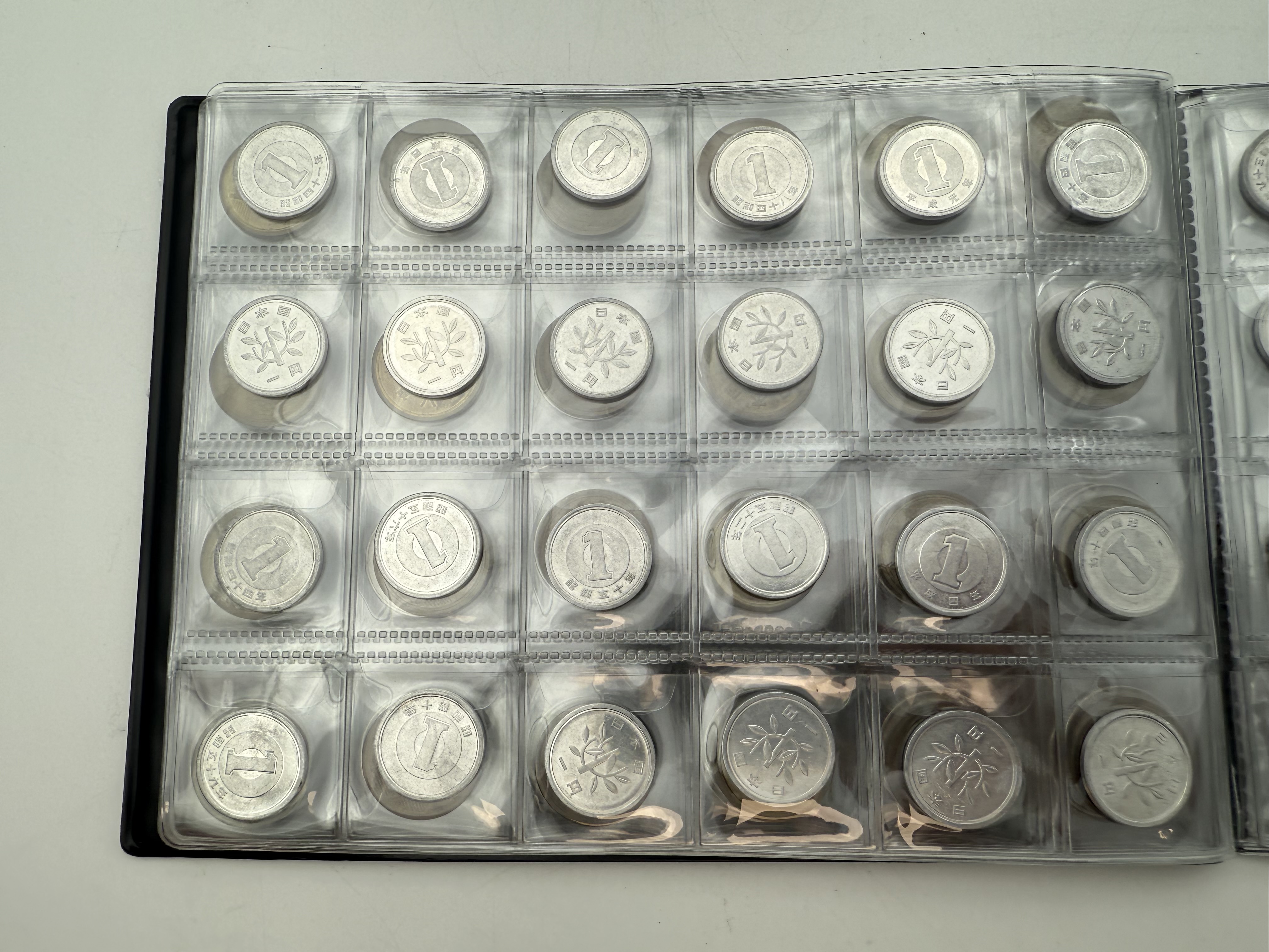 Japan - A collection of several hundred coins arranged in a special coin album, various conditions and years - 1 15