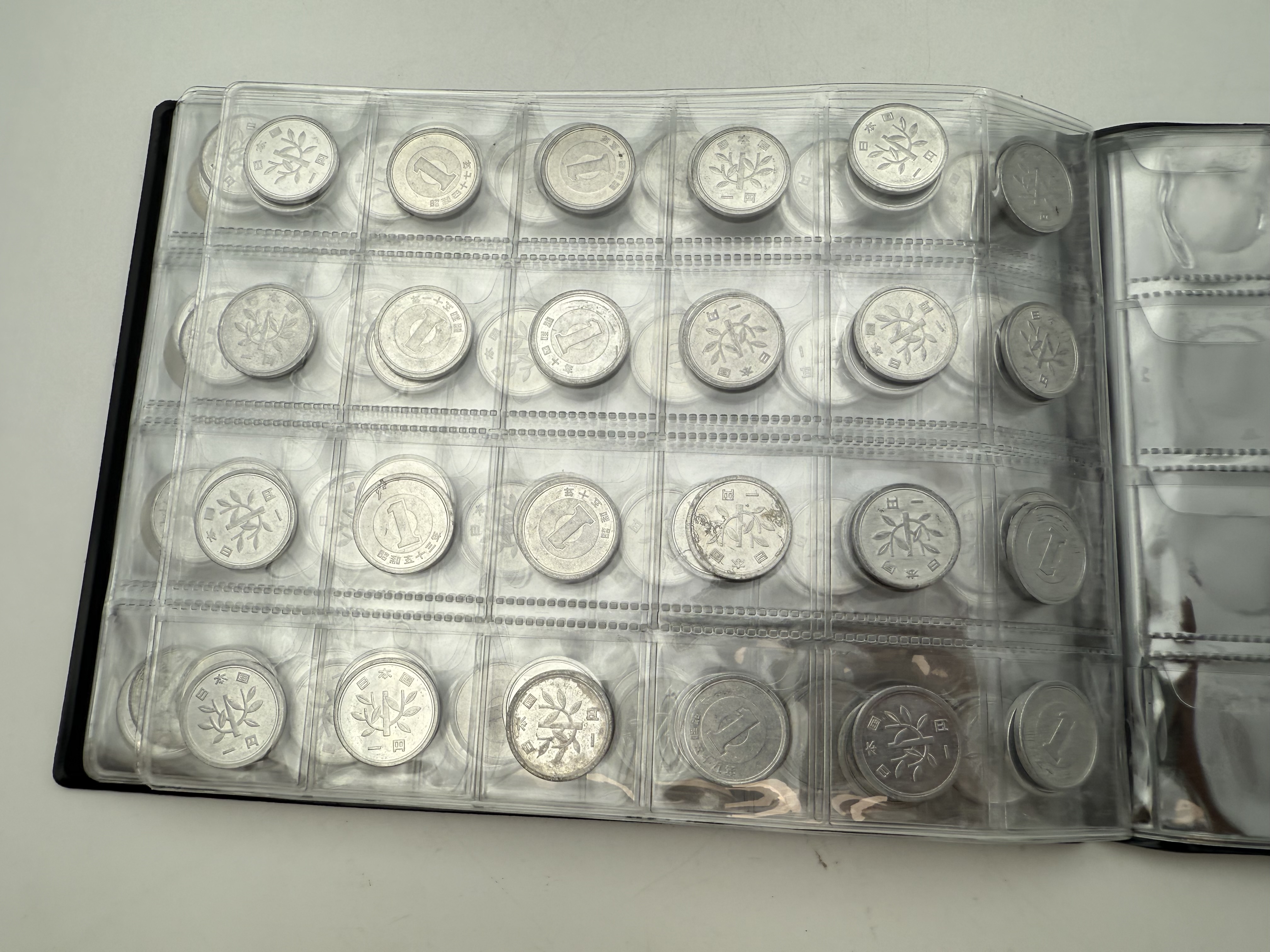Japan - A collection of several hundred coins arranged in a special coin album, various conditions and years - 1 6