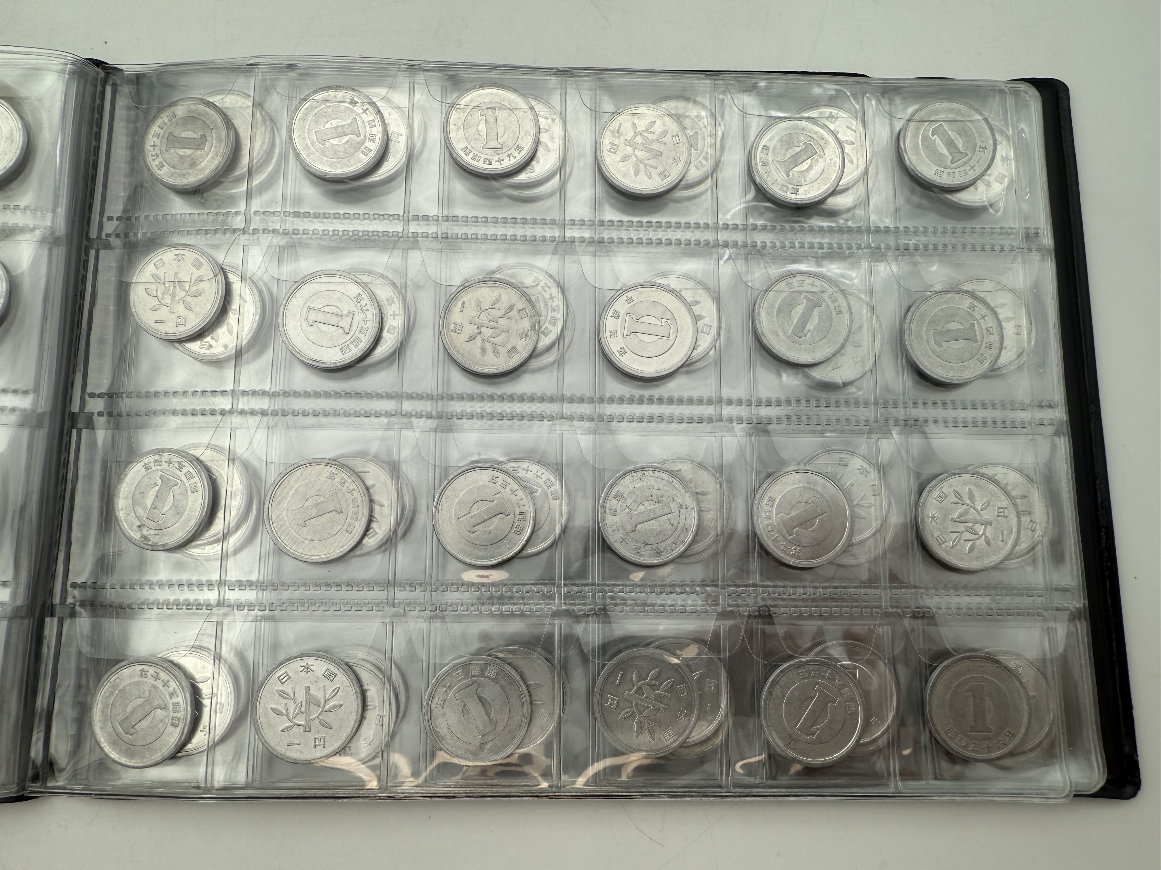 Japan - A collection of several hundred coins arranged in a special coin album, various conditions and years - 1 1