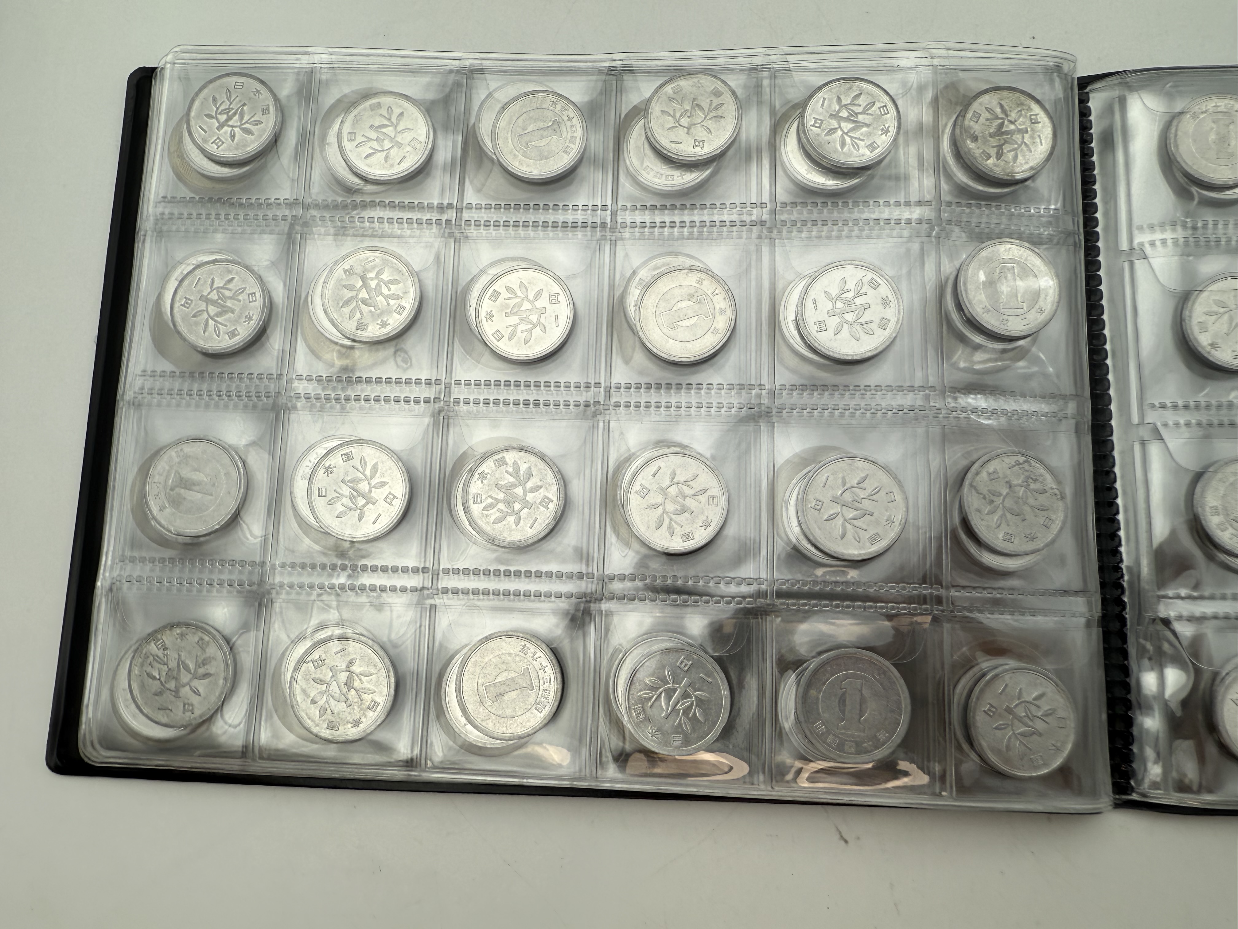 Japan - A collection of several hundred coins arranged in a special coin album, various conditions and years - 1 2