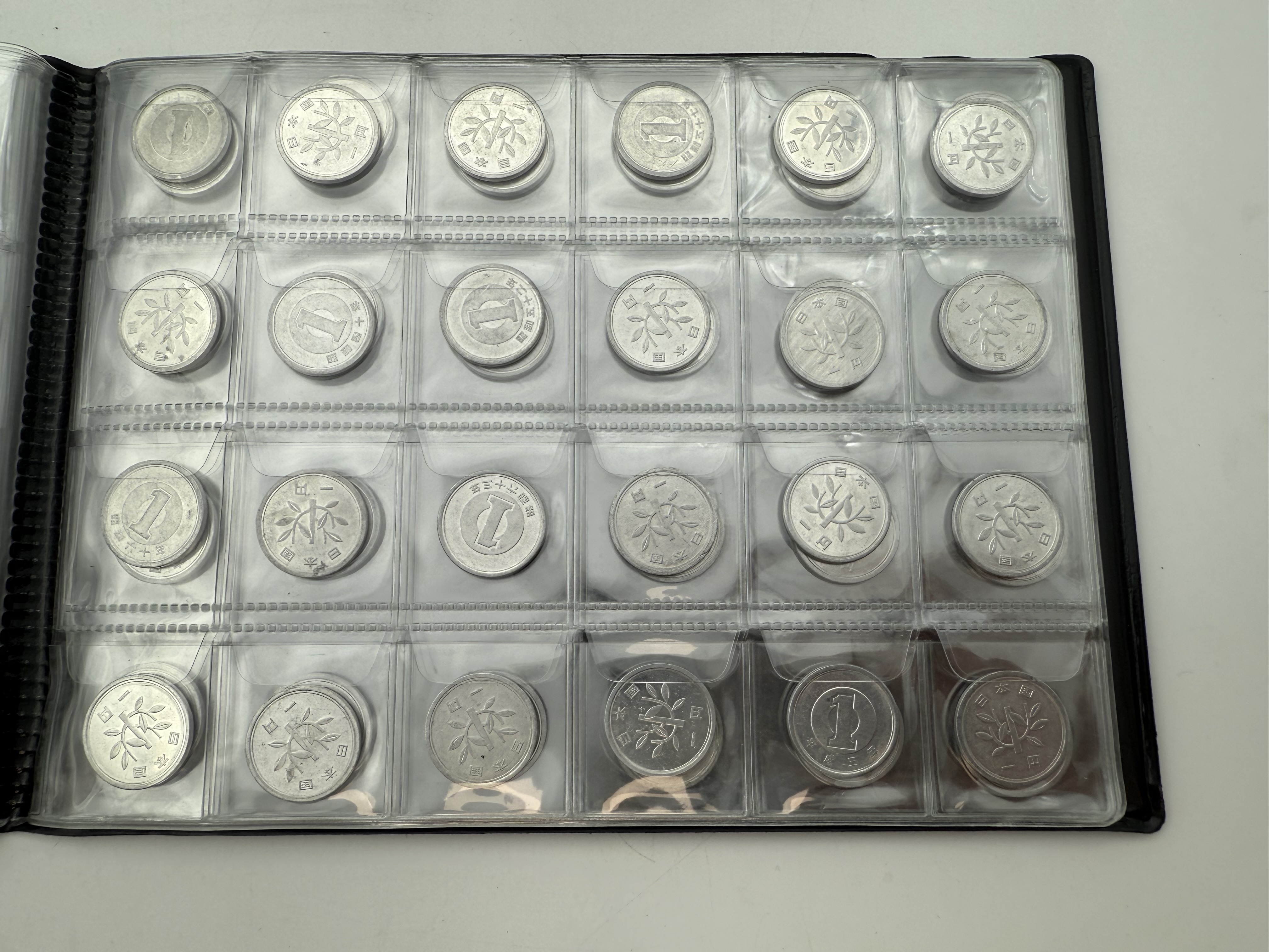 Japan - A collection of several hundred coins arranged in a special coin album, various conditions and years - 1 3
