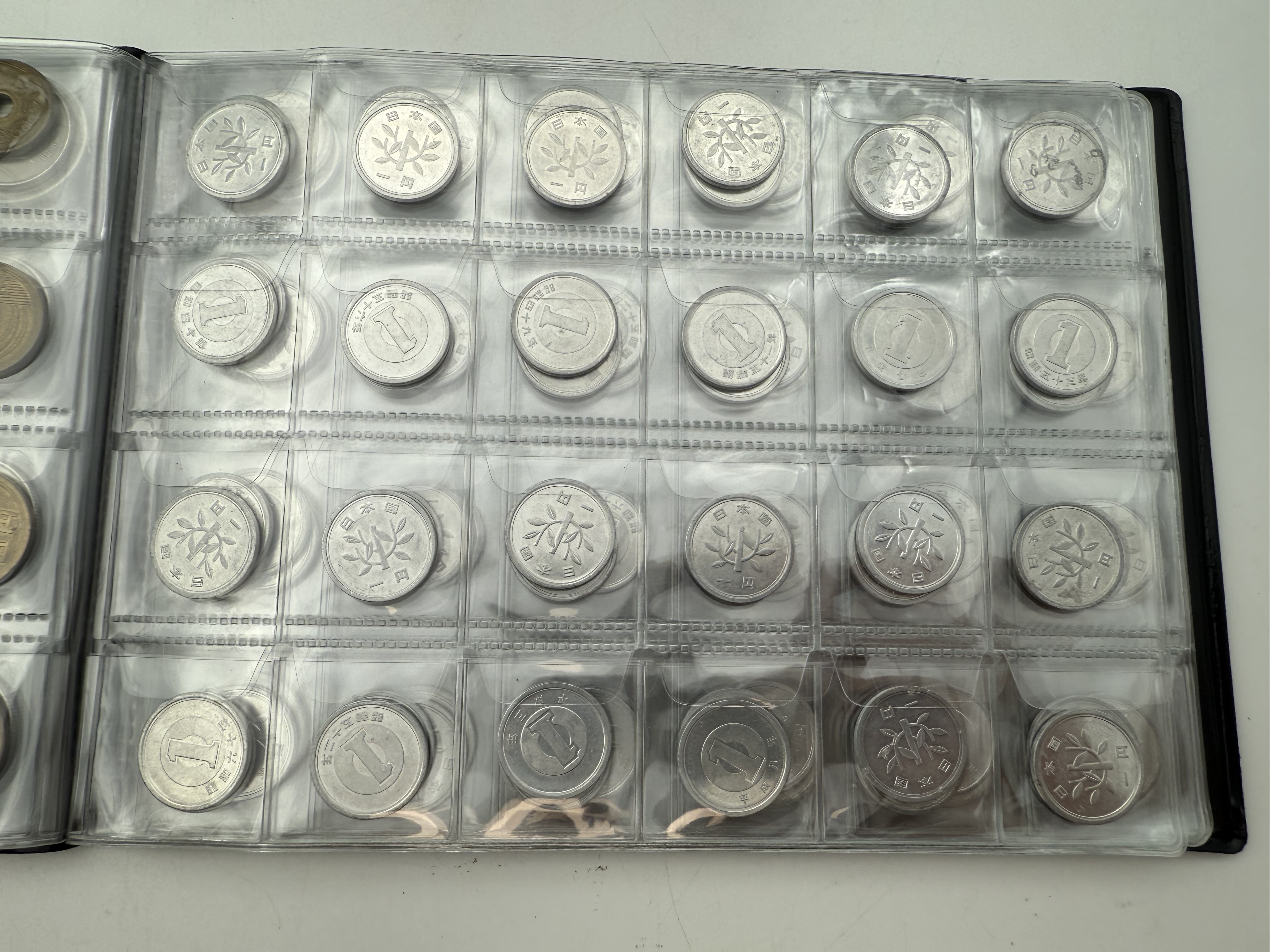 Japan - A collection of several hundred coins arranged in a special coin album, various conditions and years - 1 14