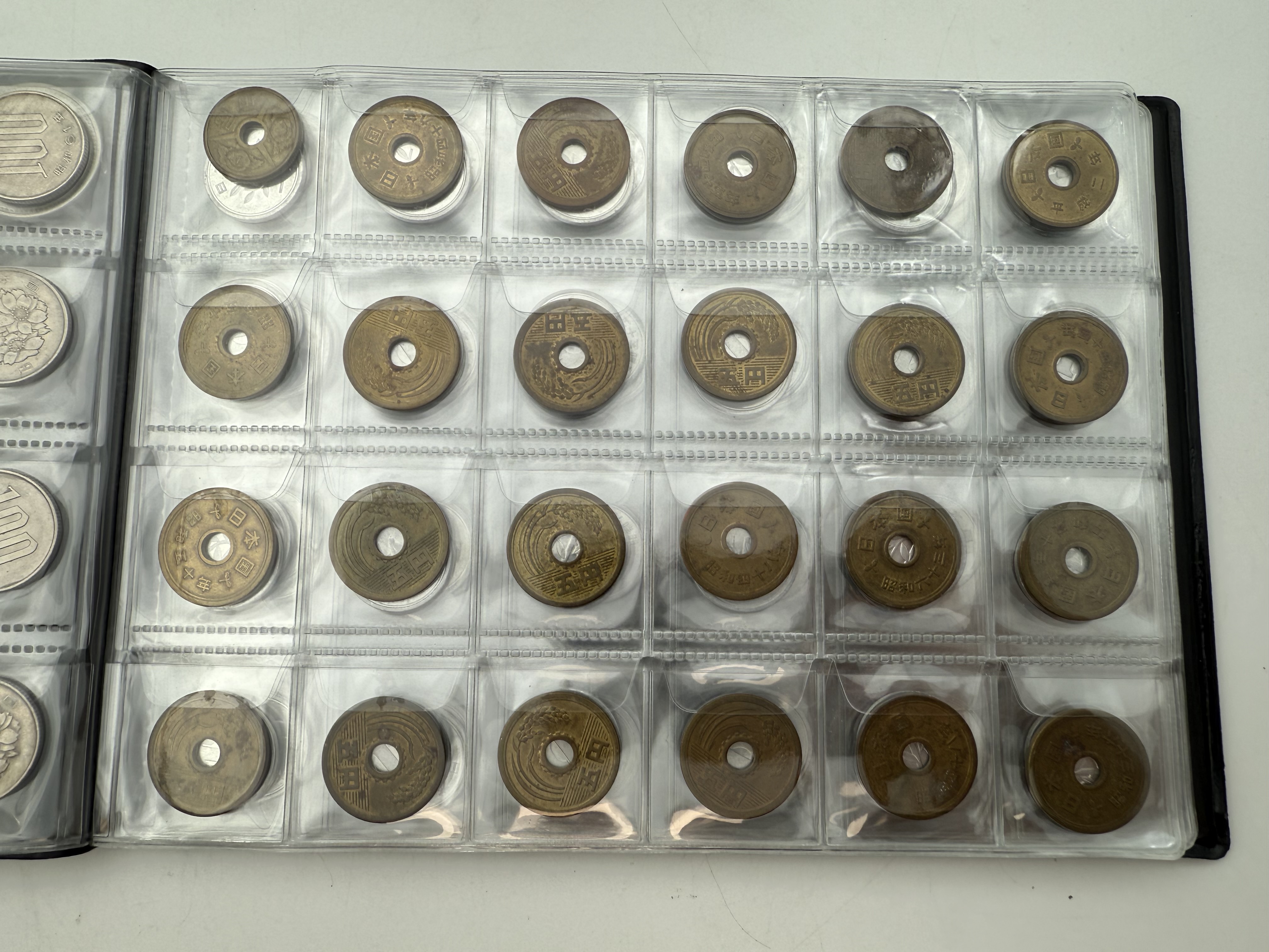 Japan - A collection of several hundred coins arranged in a special coin album, various conditions and years - 1 12