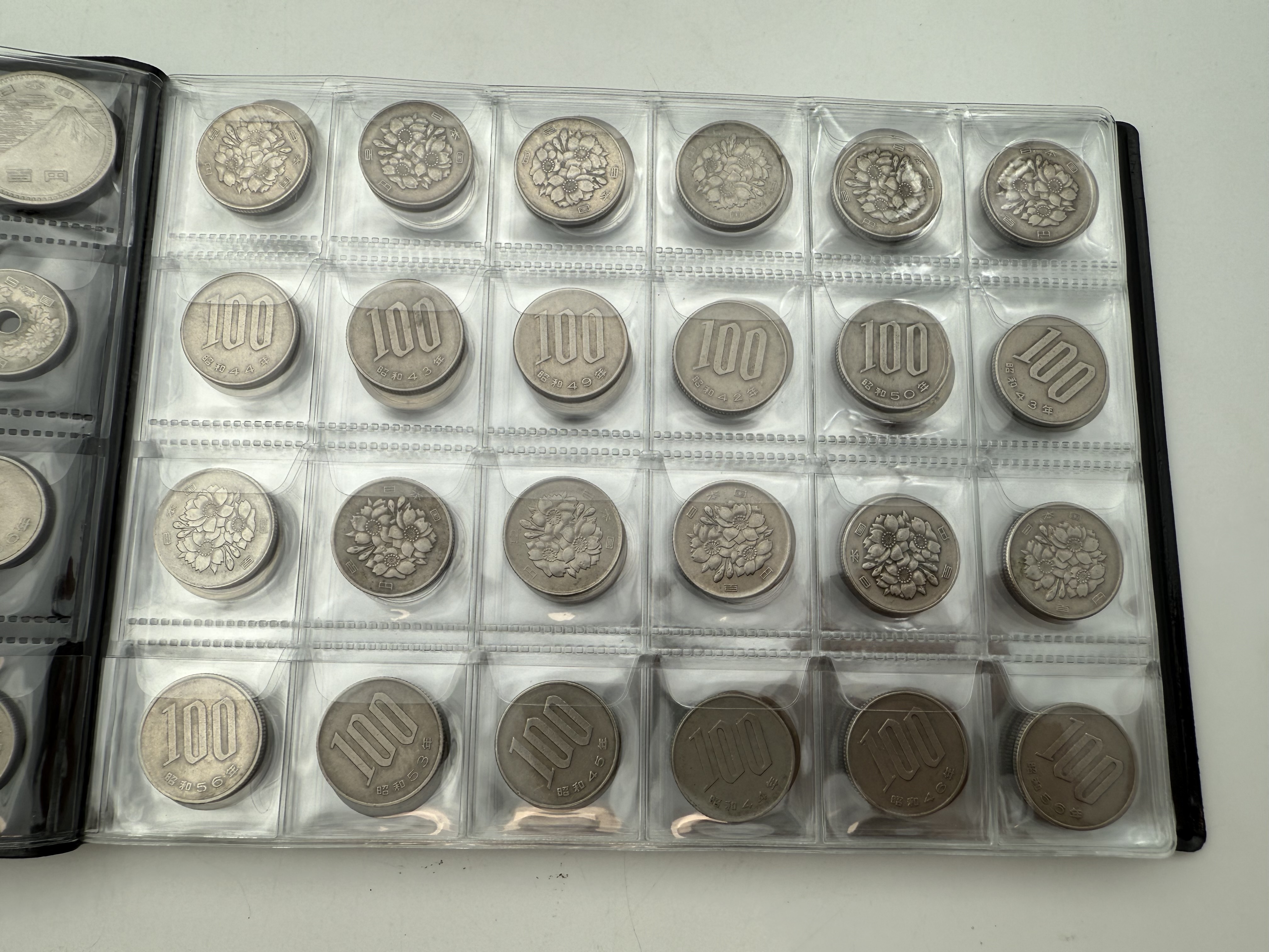 Japan - A collection of several hundred coins arranged in a special coin album, various conditions and years - 1 10