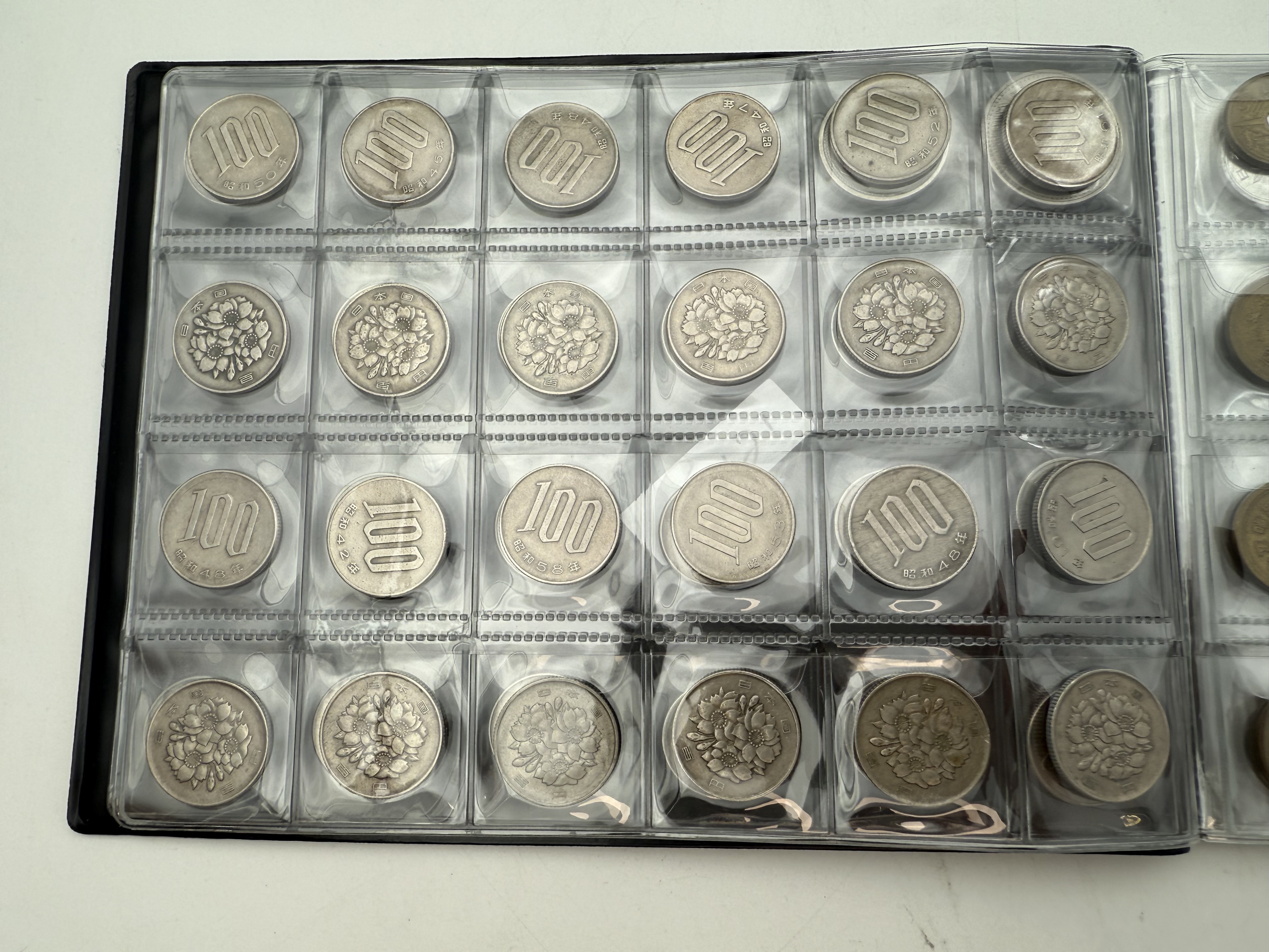 Japan - A collection of several hundred coins arranged in a special coin album, various conditions and years - 1 11