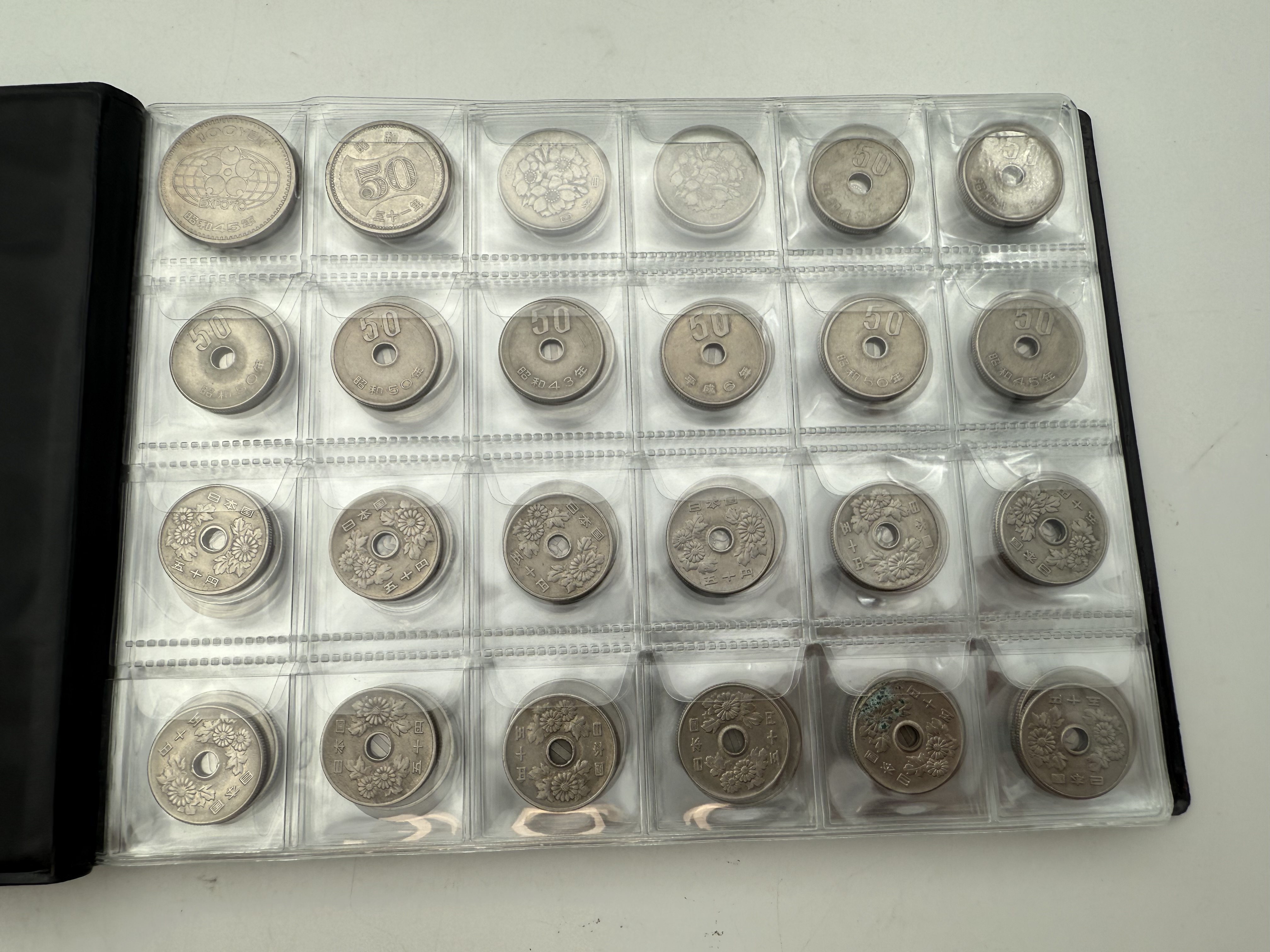 Japan - A collection of several hundred coins arranged in a special coin album, various conditions and years - 1 8