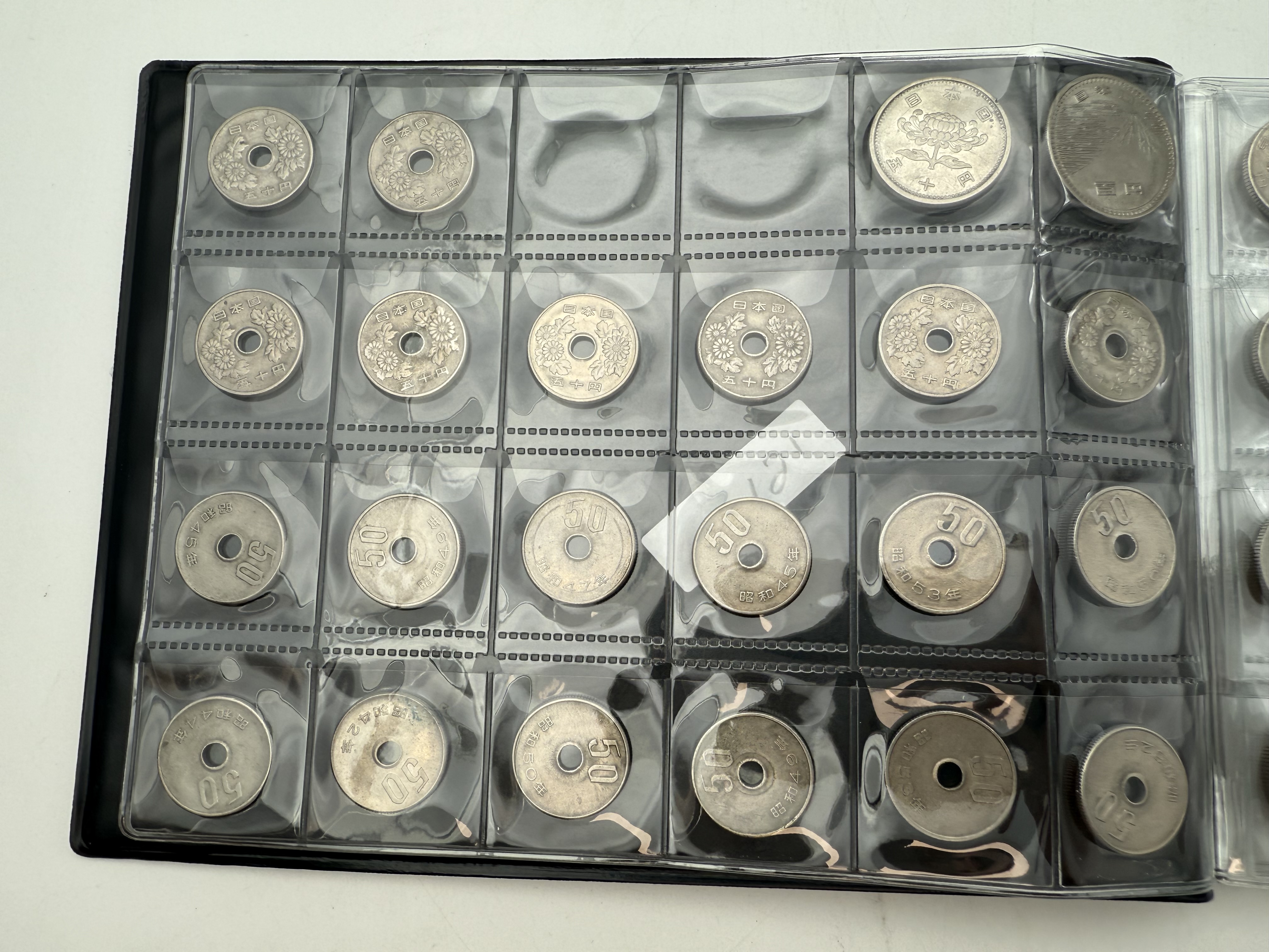 Japan - A collection of several hundred coins arranged in a special coin album, various conditions and years - 1 9