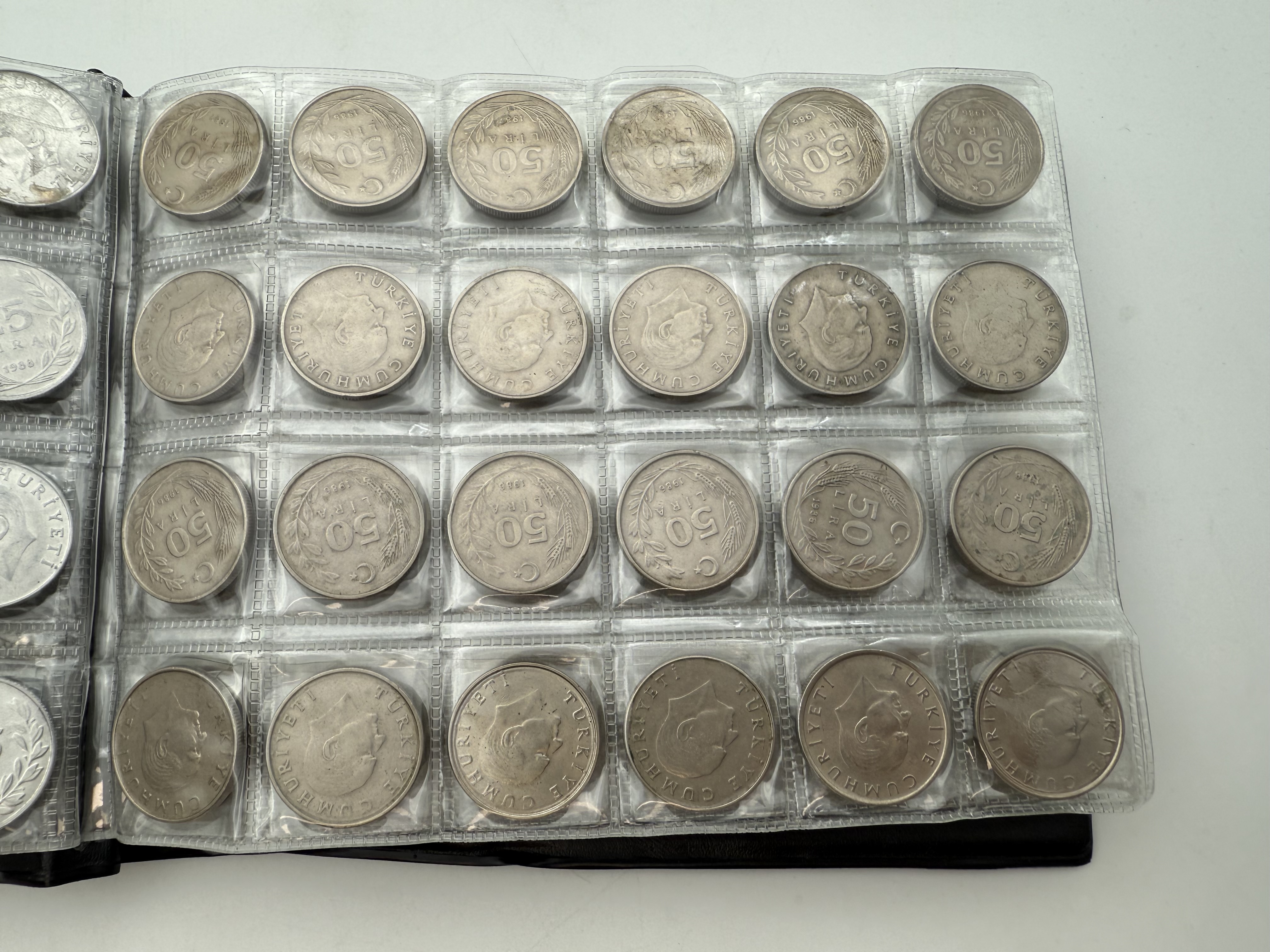 Turkey - A collection of several hundred coins arranged in a special coin album, various conditions and years - 1 1