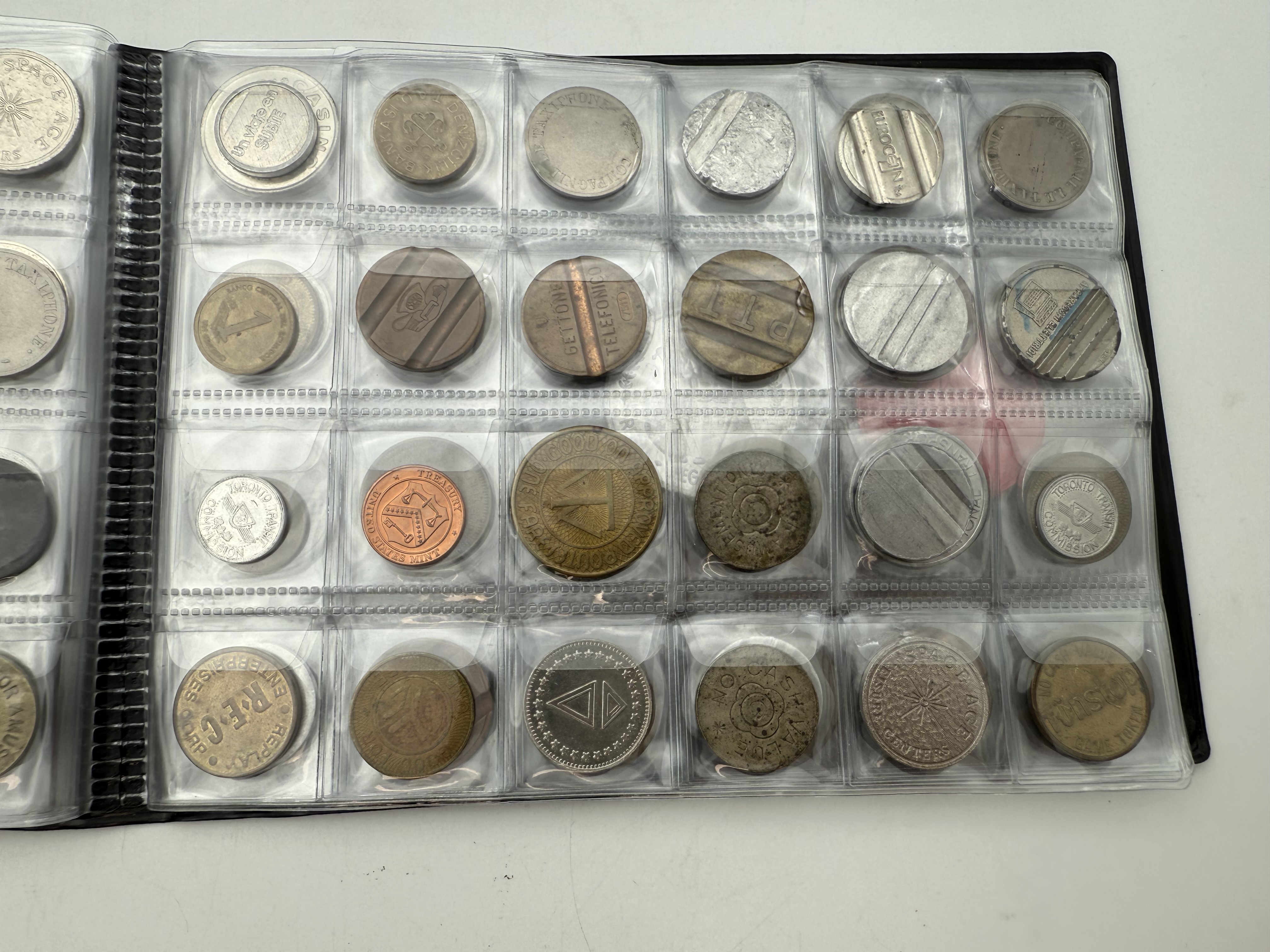 World - A collection of several hundred tokens and medals from several different countries, arranged in a special ... - 1 3