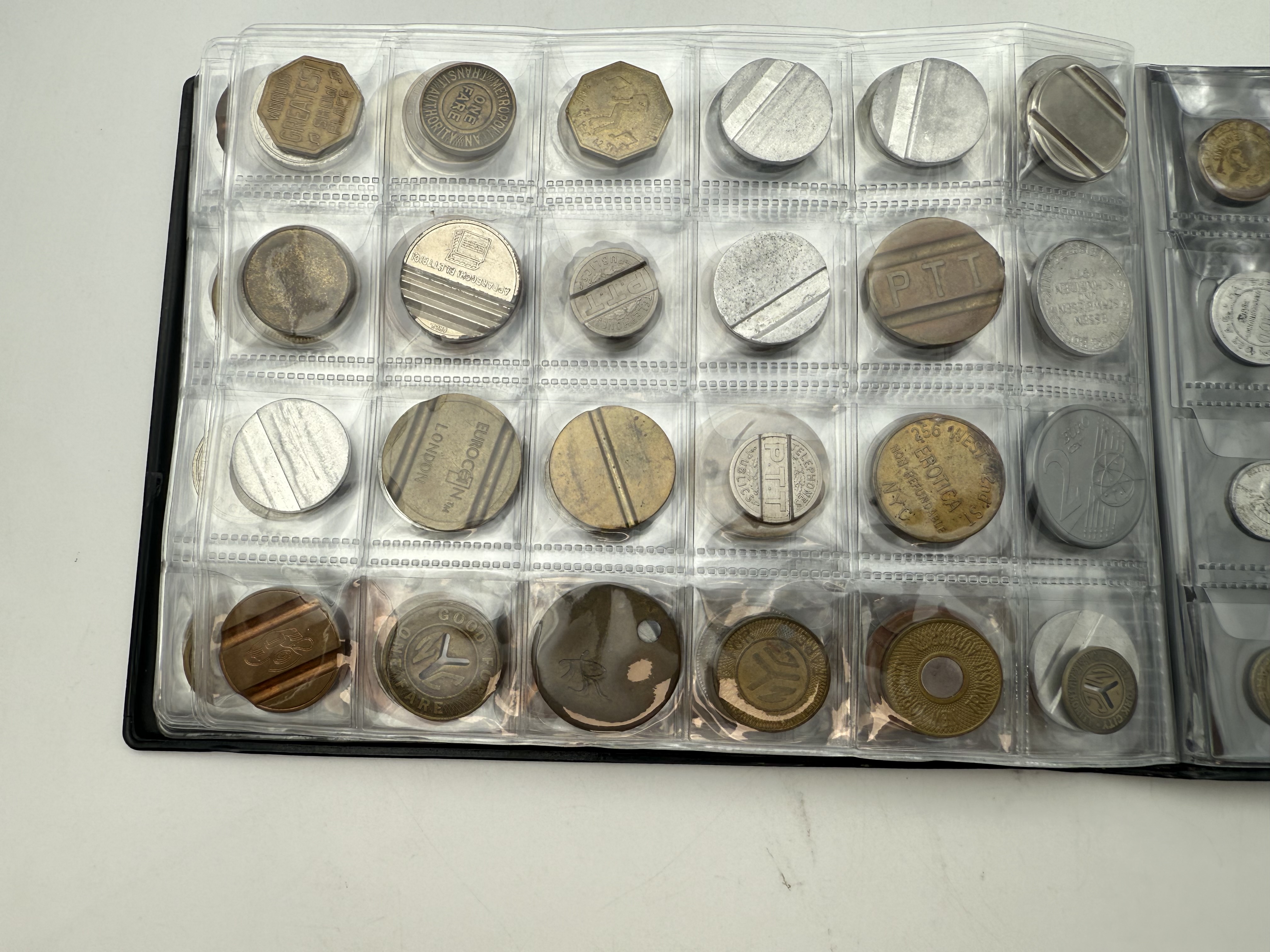 World - A collection of several hundred tokens and medals from several different countries, arranged in a special ... - 1 8