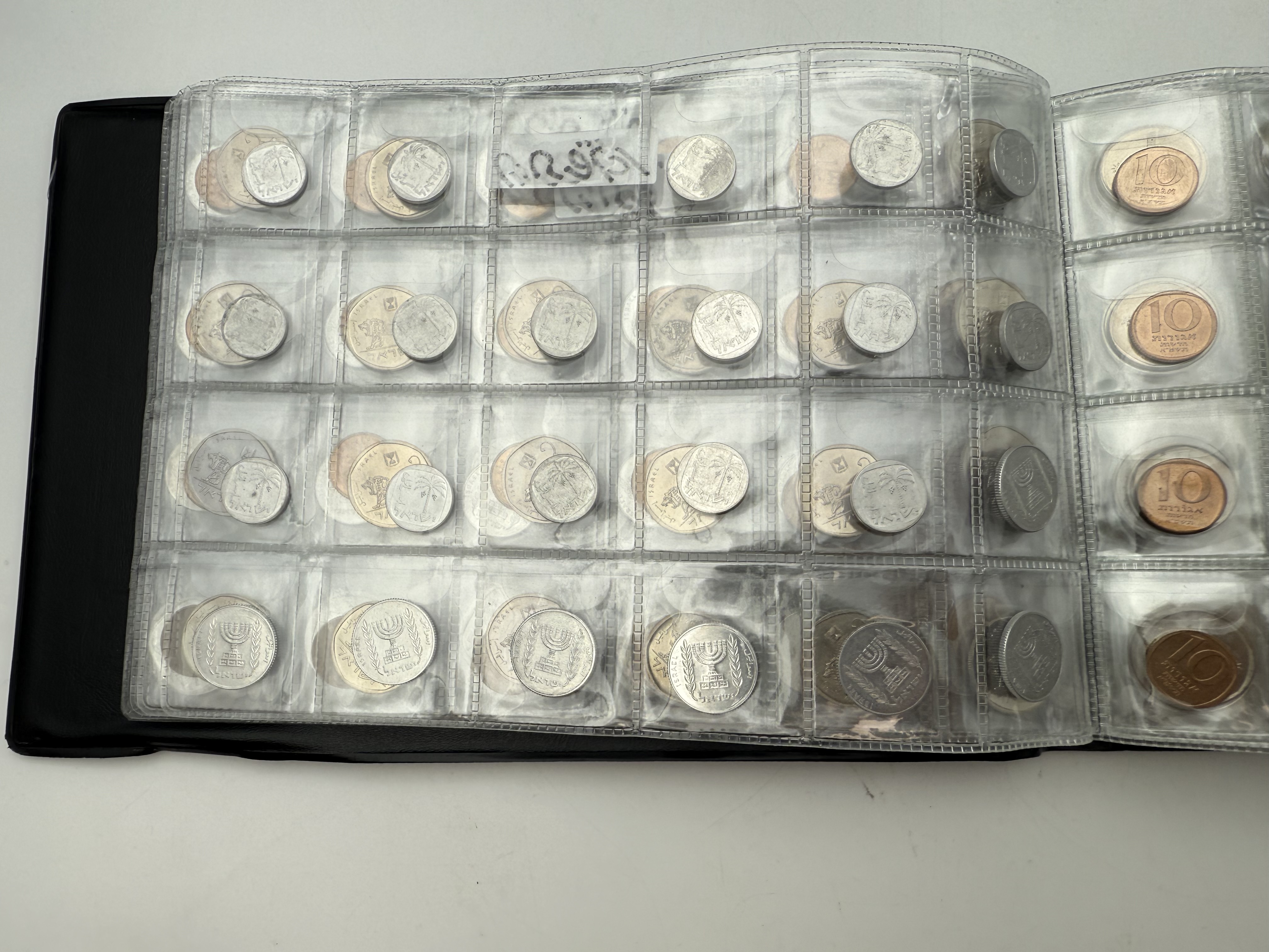 Israel - A collection of several hundred coins arranged in a special coin album, various conditions and years - 1 3