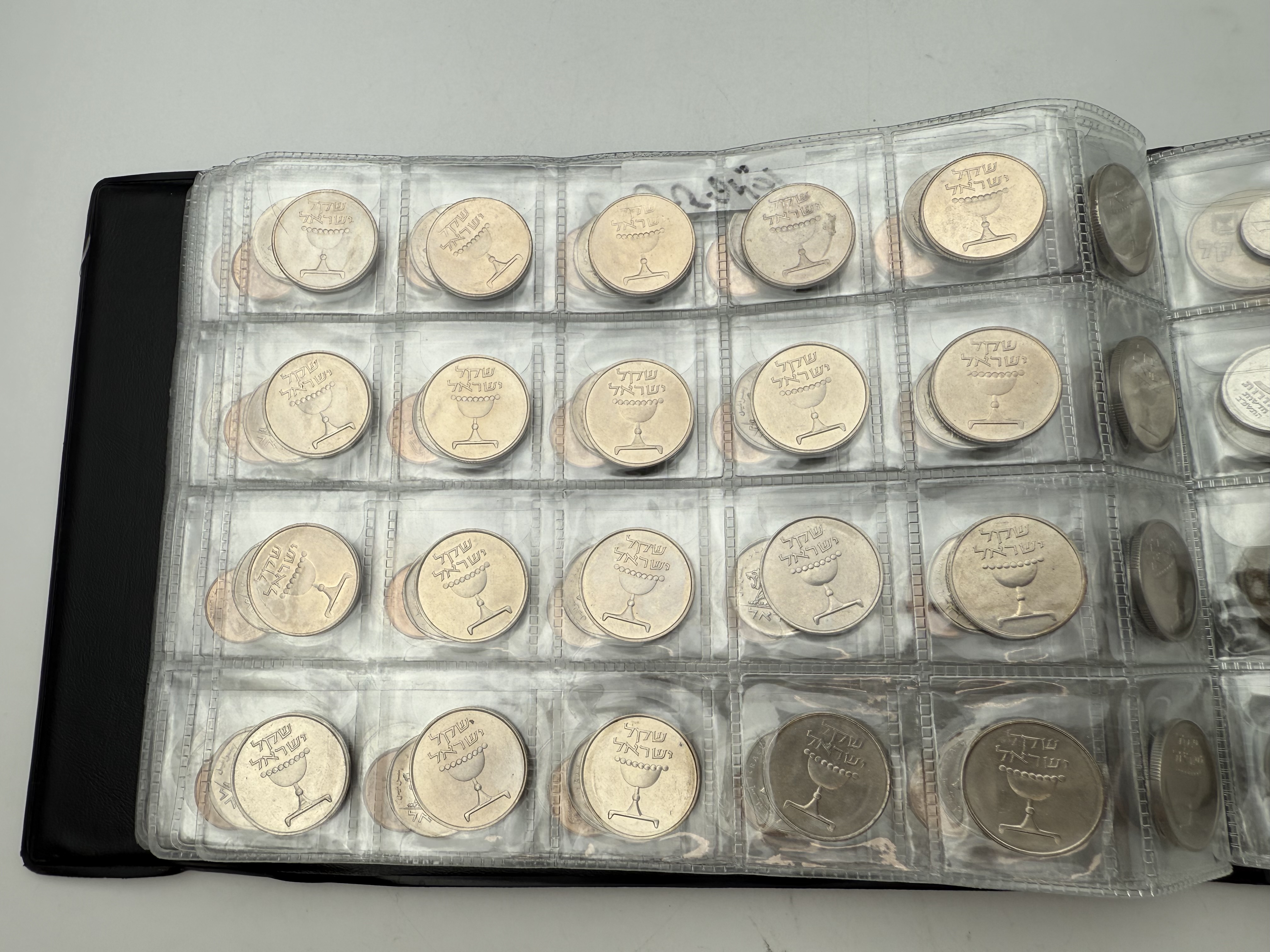 Israel - A collection of several hundred coins arranged in a special coin album, various conditions and years - 1 10