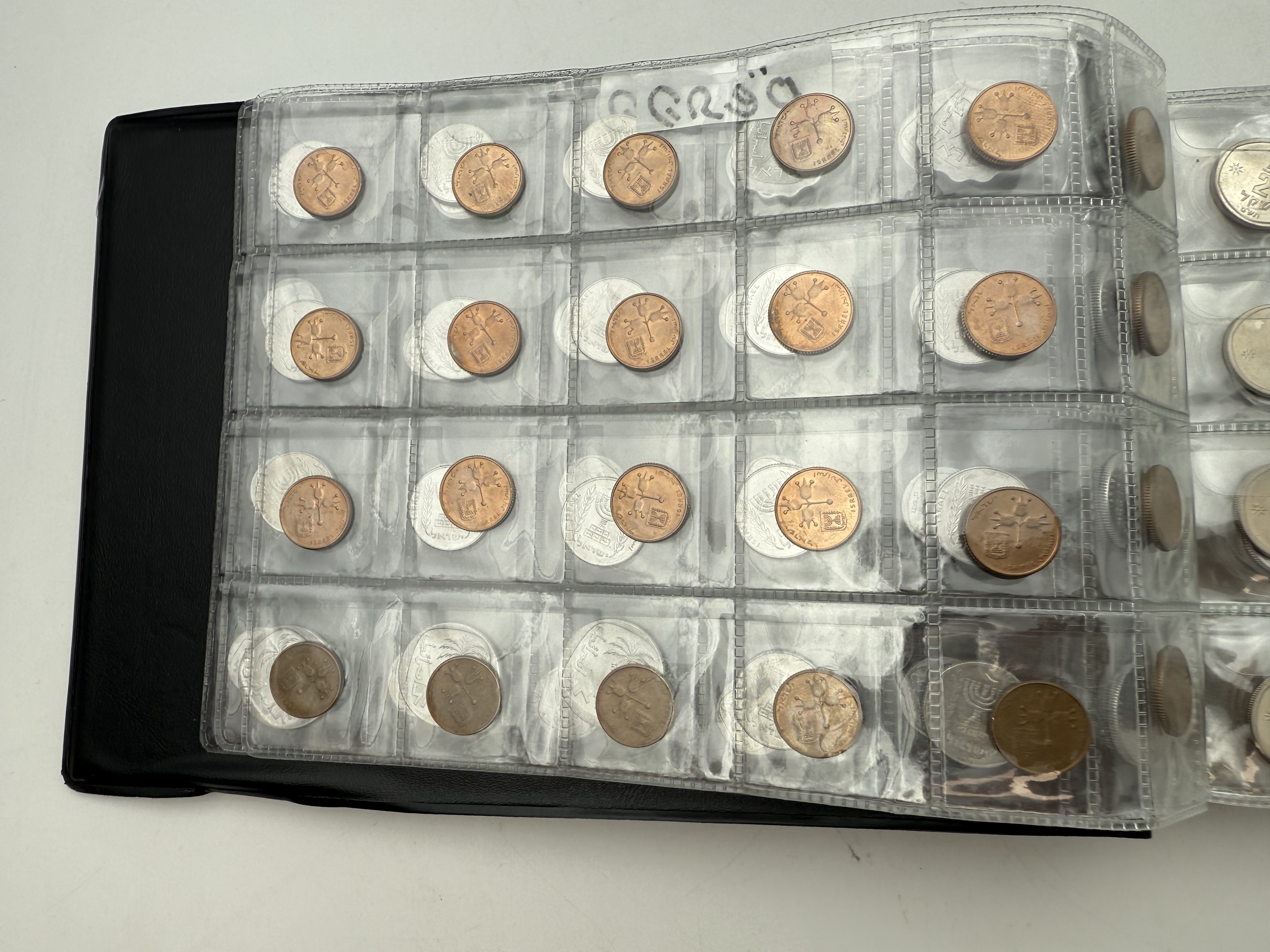 Israel - A collection of several hundred coins arranged in a special coin album, various conditions and years - 1 68