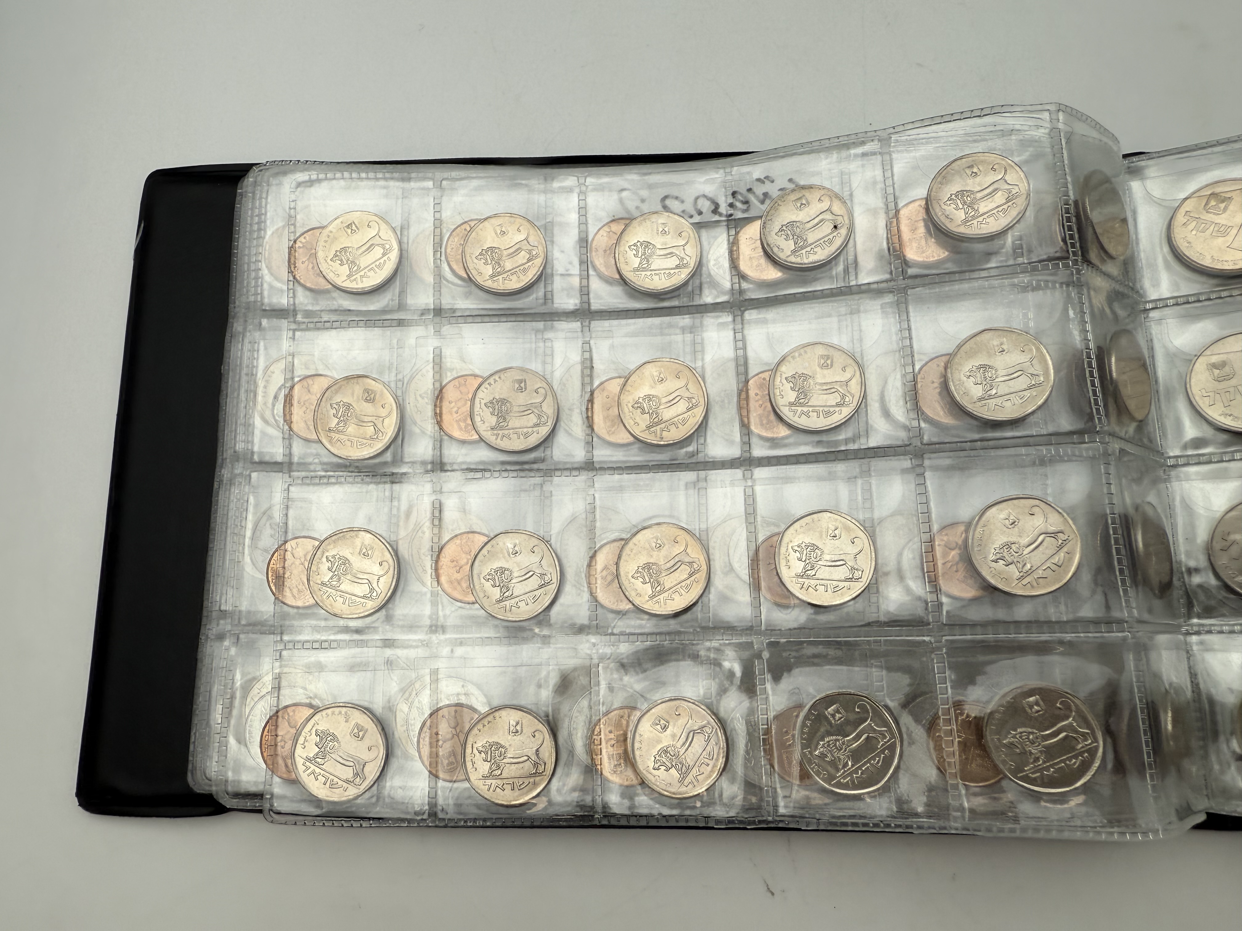 Israel - A collection of several hundred coins arranged in a special coin album, various conditions and years - 1 8