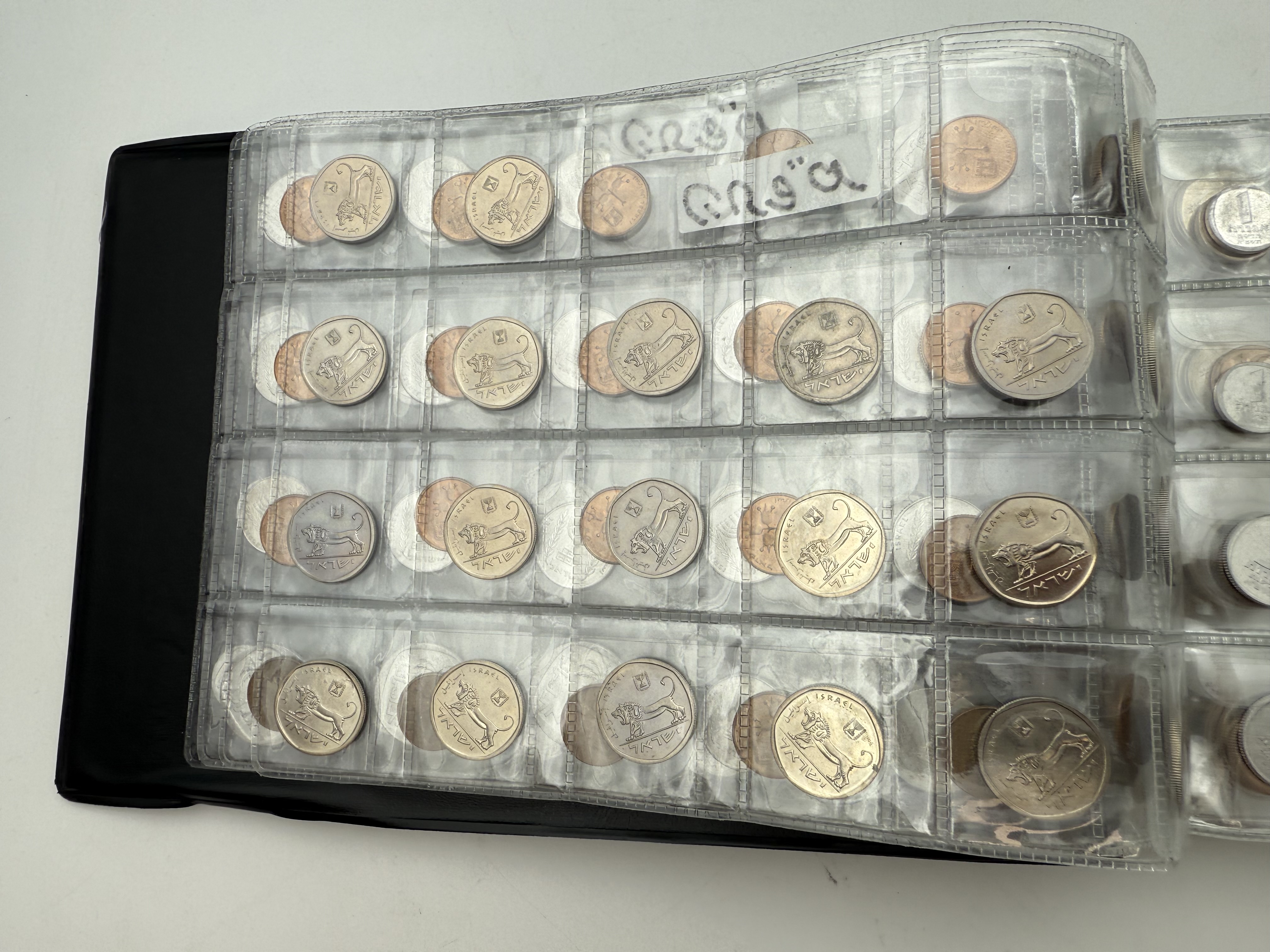 Israel - A collection of several hundred coins arranged in a special coin album, various conditions and years - 1 1