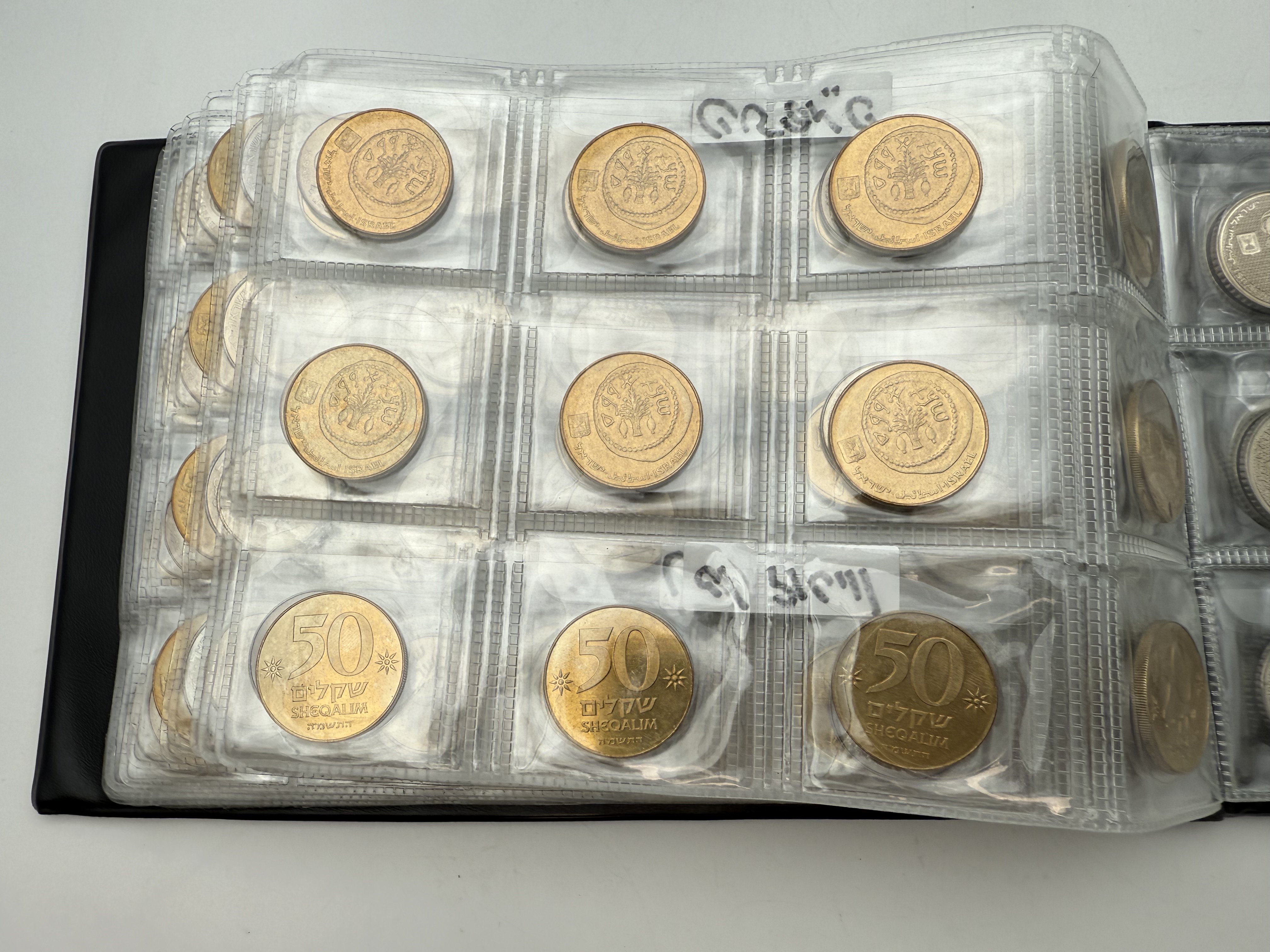 Israel - A collection of several hundred coins arranged in a special coin album, various conditions and years - 1 59