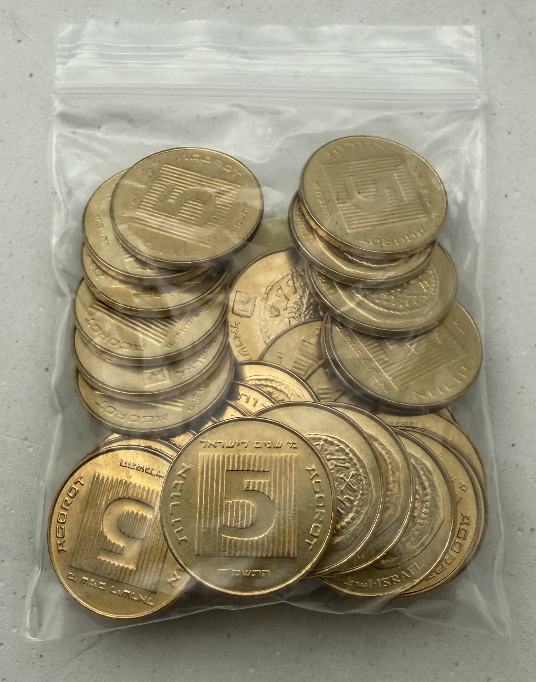 Israel - A very large collection of several hundred coins from the new and old shekel series bearing the Hanukkah ... - 1 6