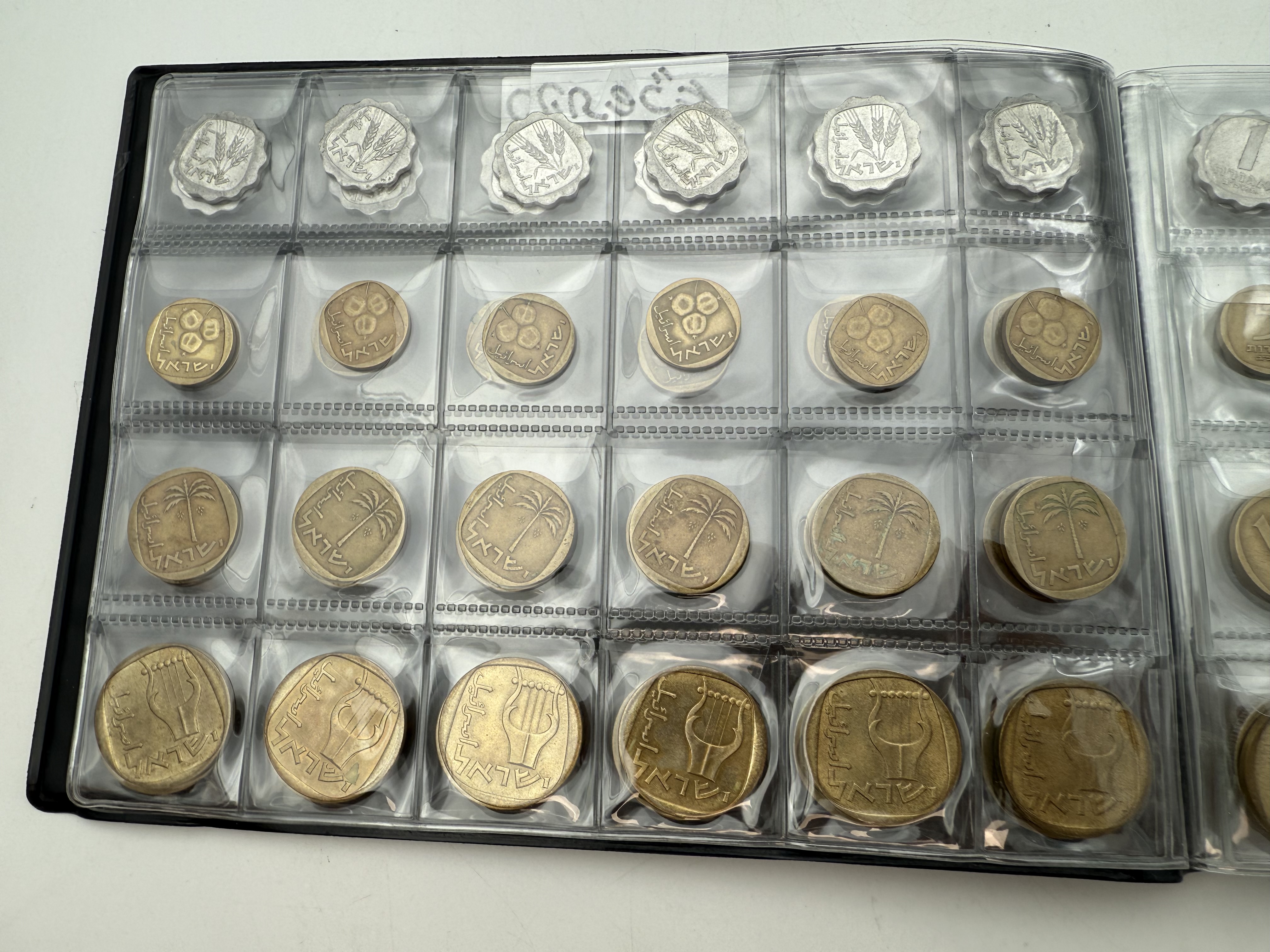 Israel - A collection of several hundred coins arranged in a special coin album, various conditions and years - 1 40