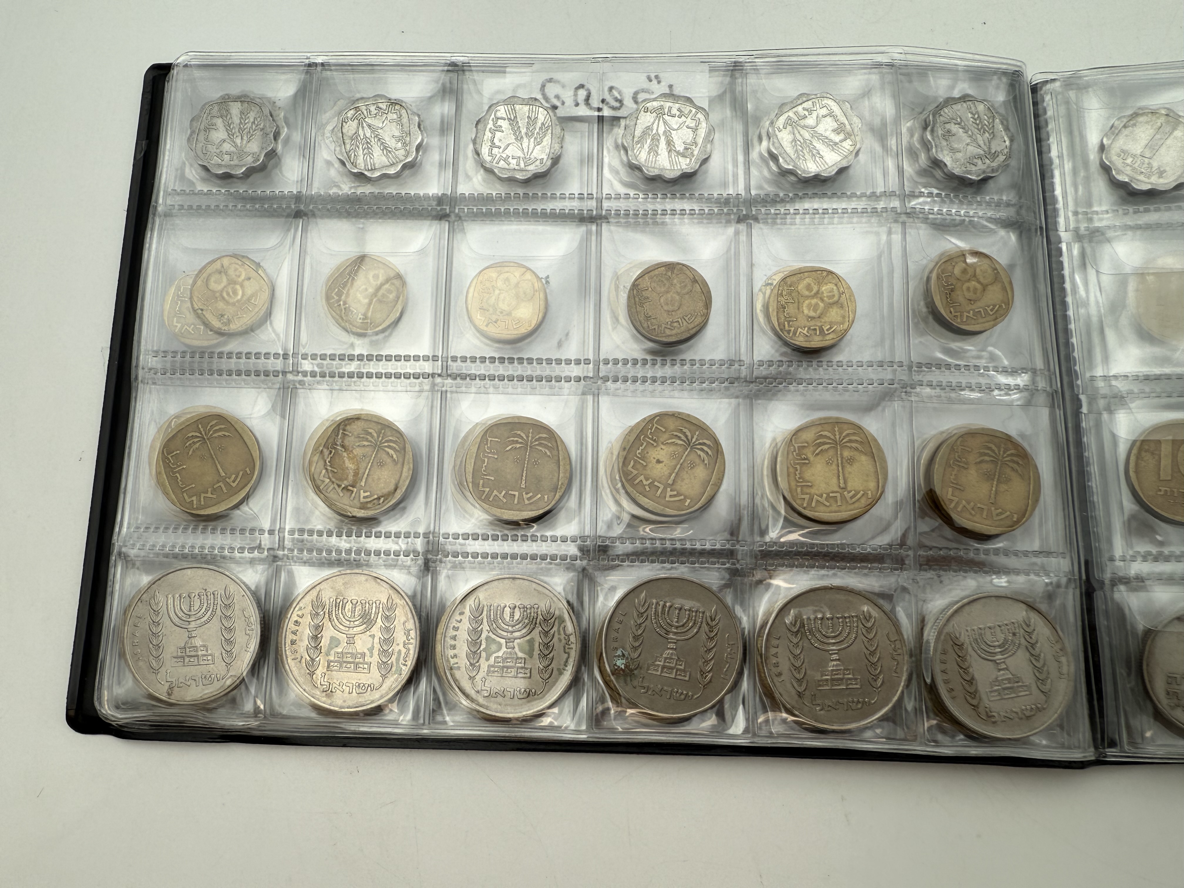 Israel - A collection of several hundred coins arranged in a special coin album, various conditions and years - 1 1