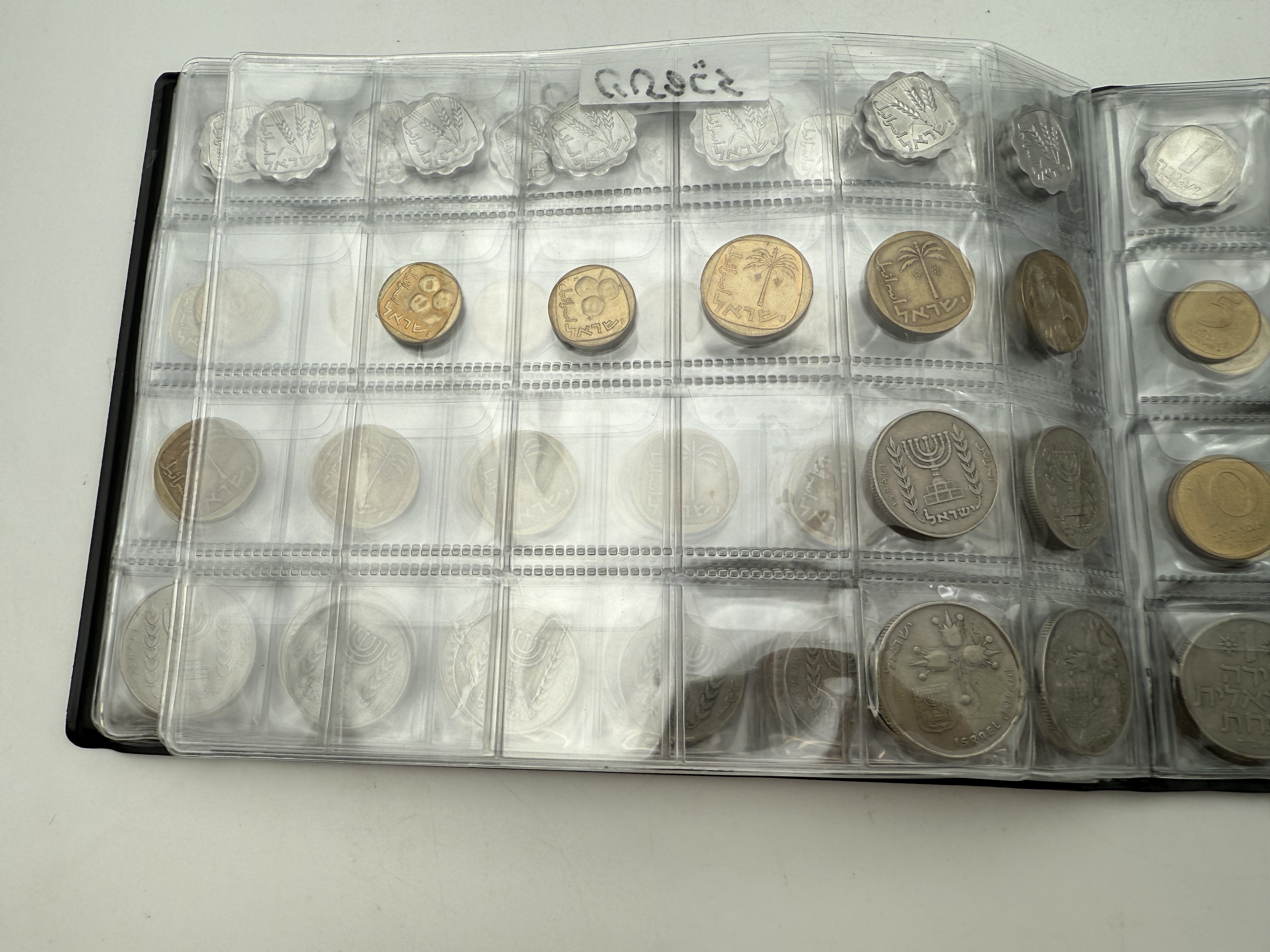 Israel - A collection of several hundred coins arranged in a special coin album, various conditions and years - 1 7