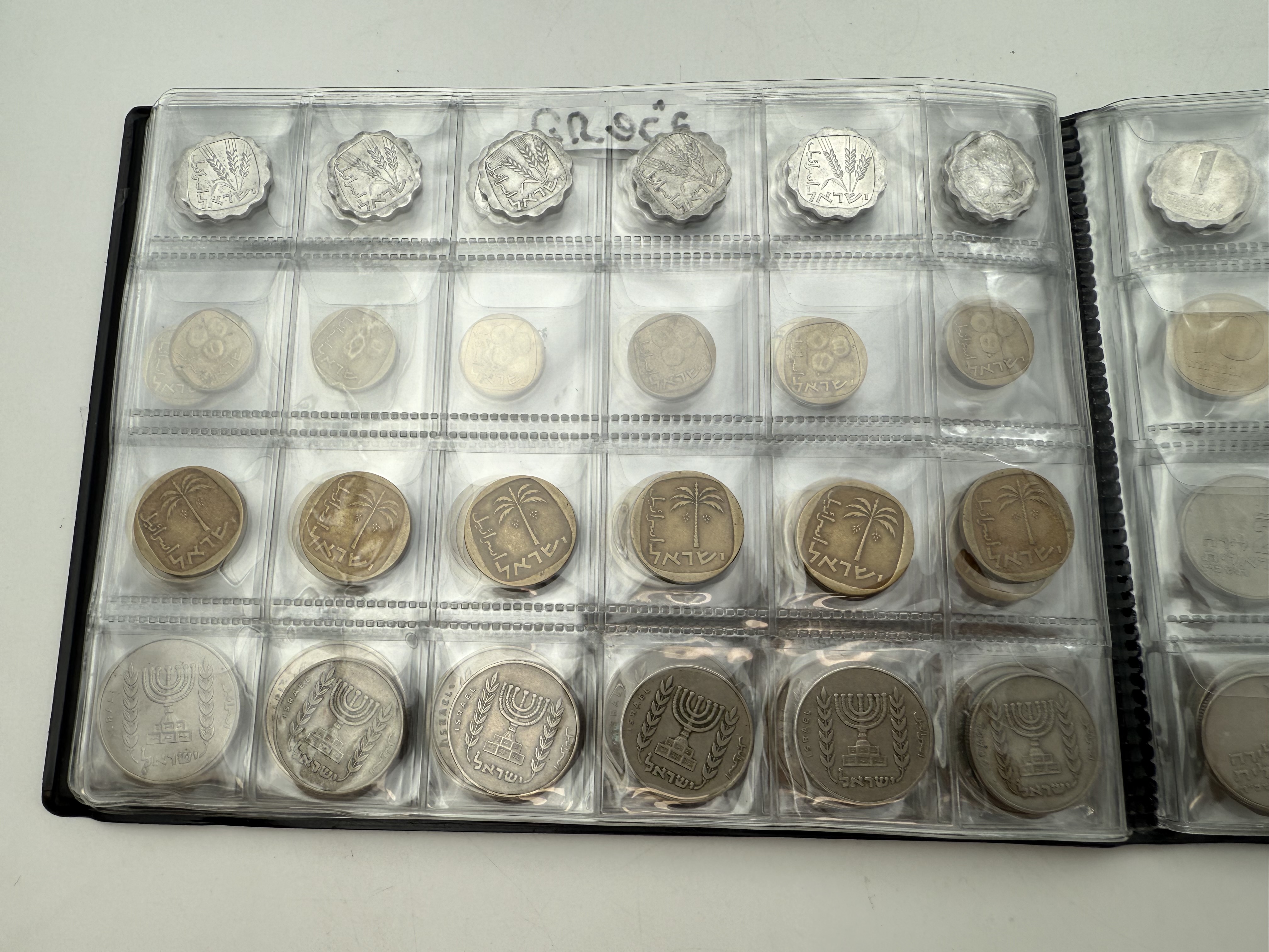 Israel - A collection of several hundred coins arranged in a special coin album, various conditions and years - 1 3