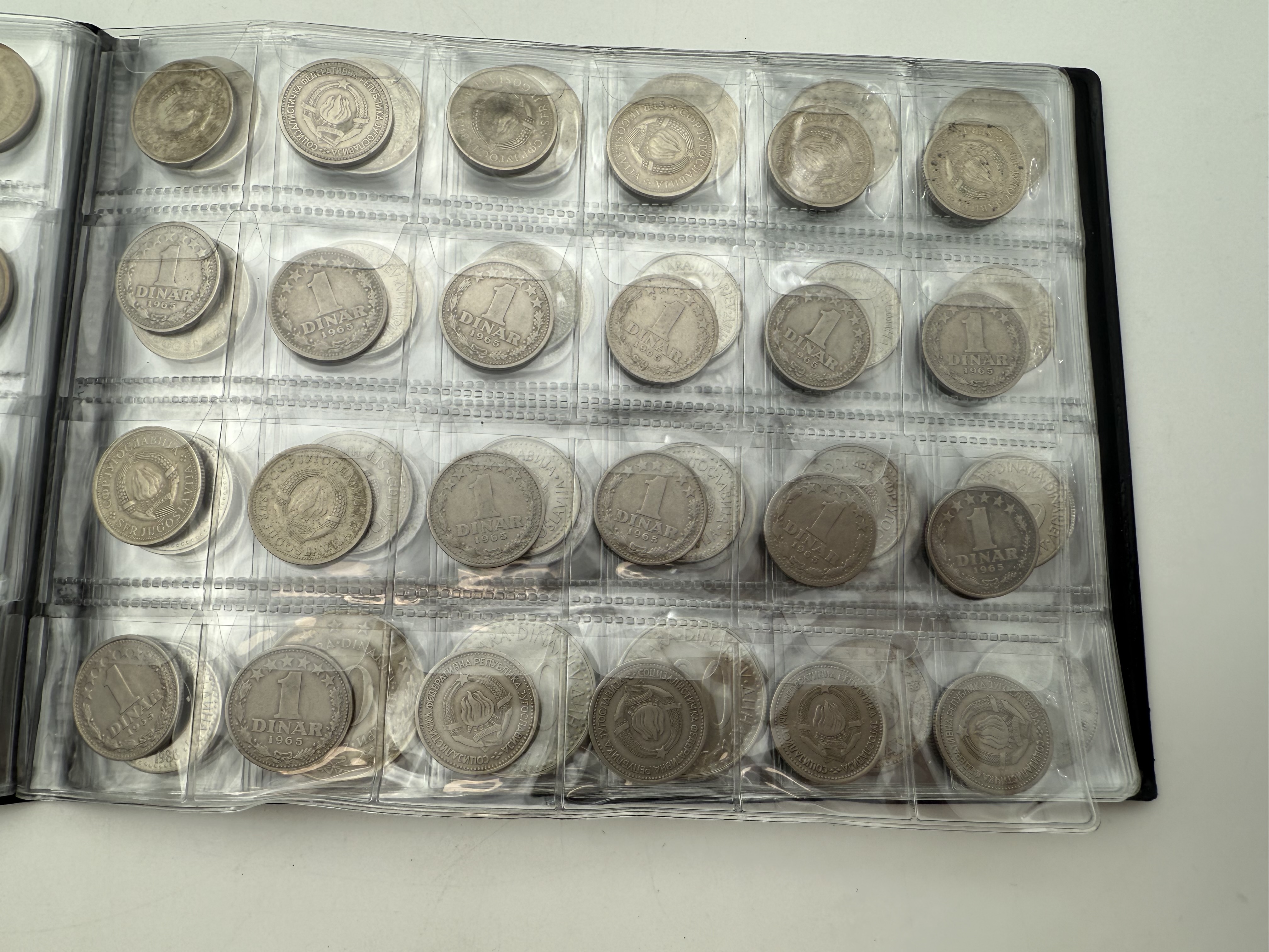 Yugoslavia - a collection of several hundred coins arranged in a special coin album, various conditions and years - 1 1