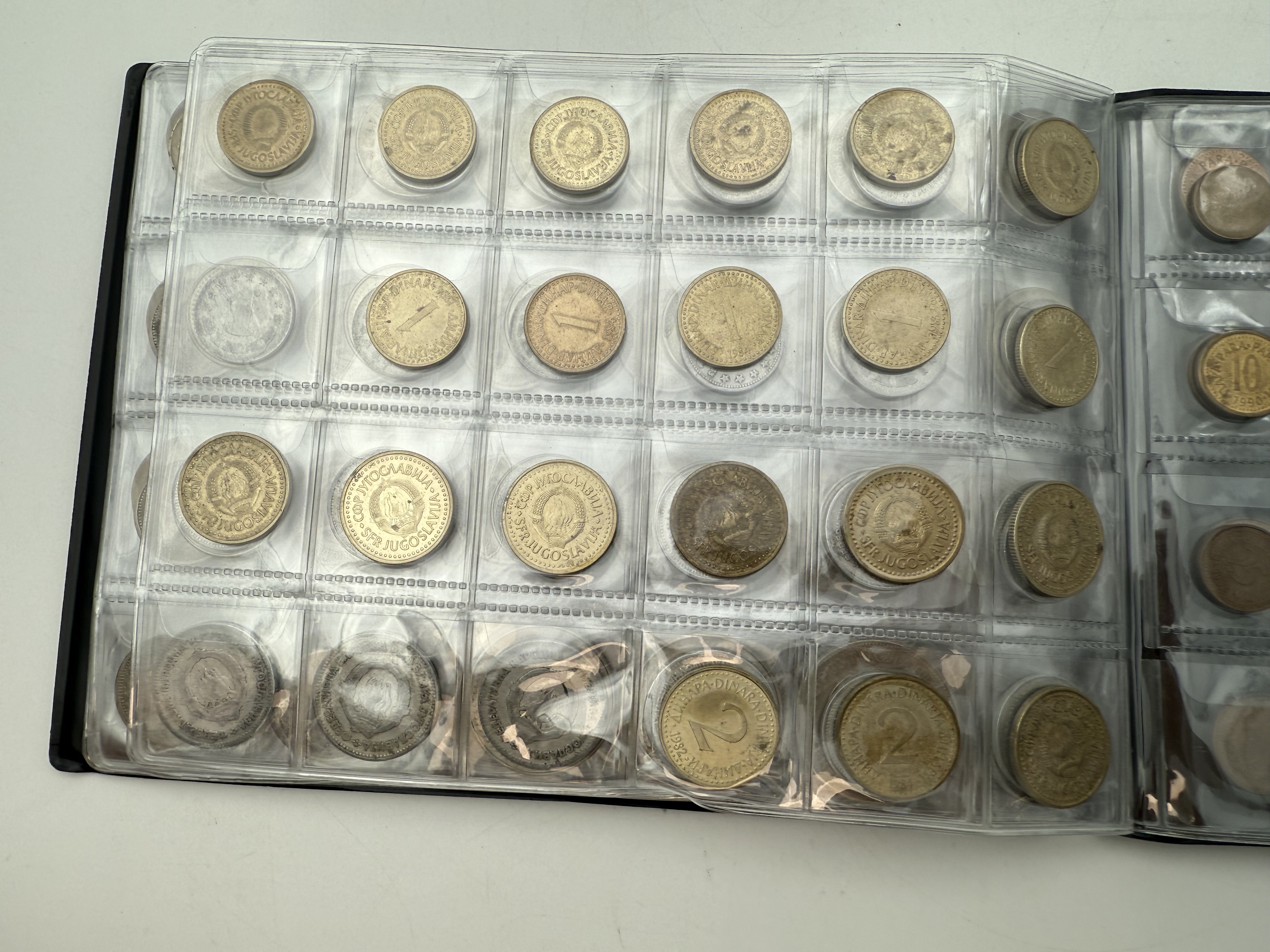 Yugoslavia - a collection of several hundred coins arranged in a special coin album, various conditions and years - 1 8