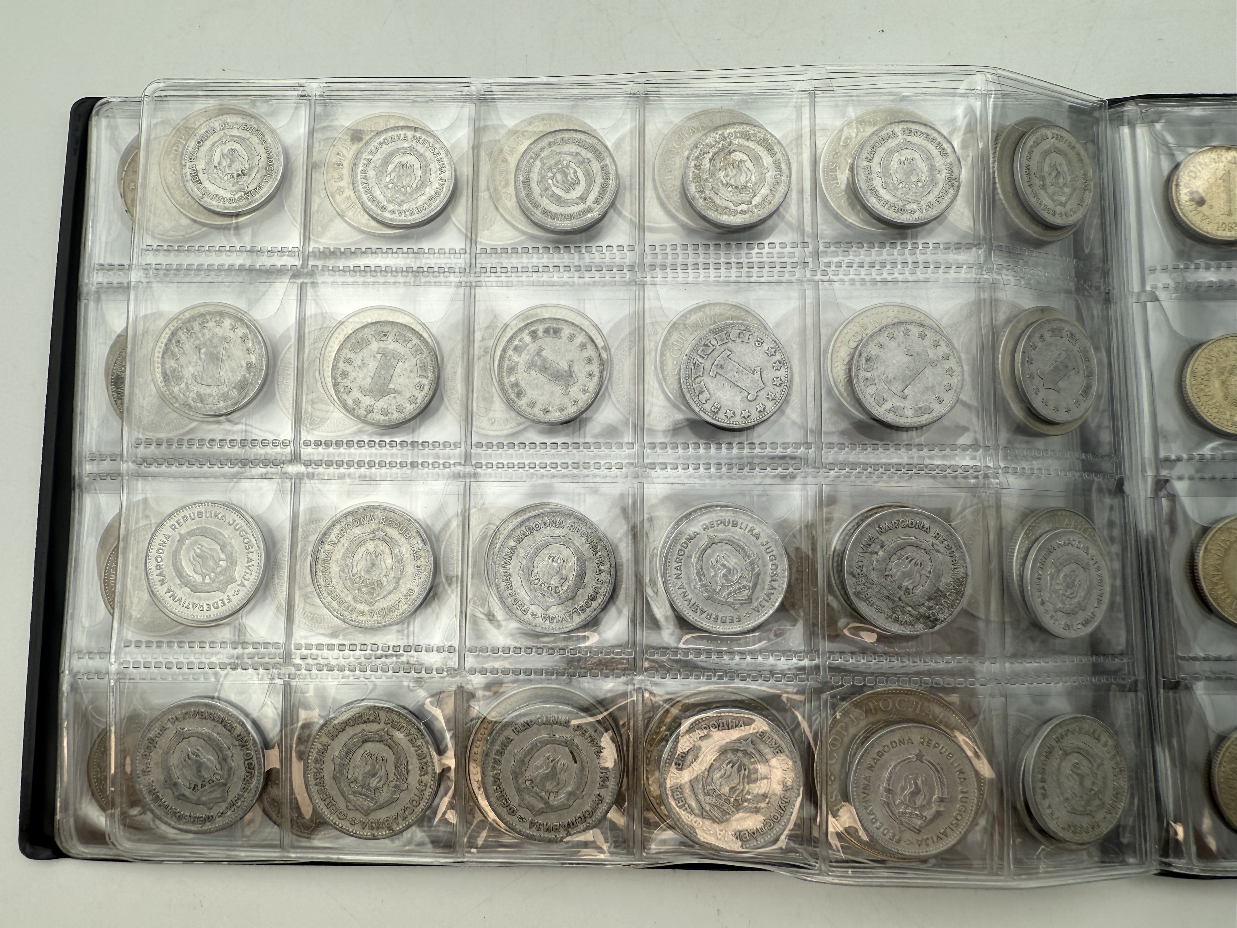 Yugoslavia - a collection of several hundred coins arranged in a special coin album, various conditions and years - 1 6